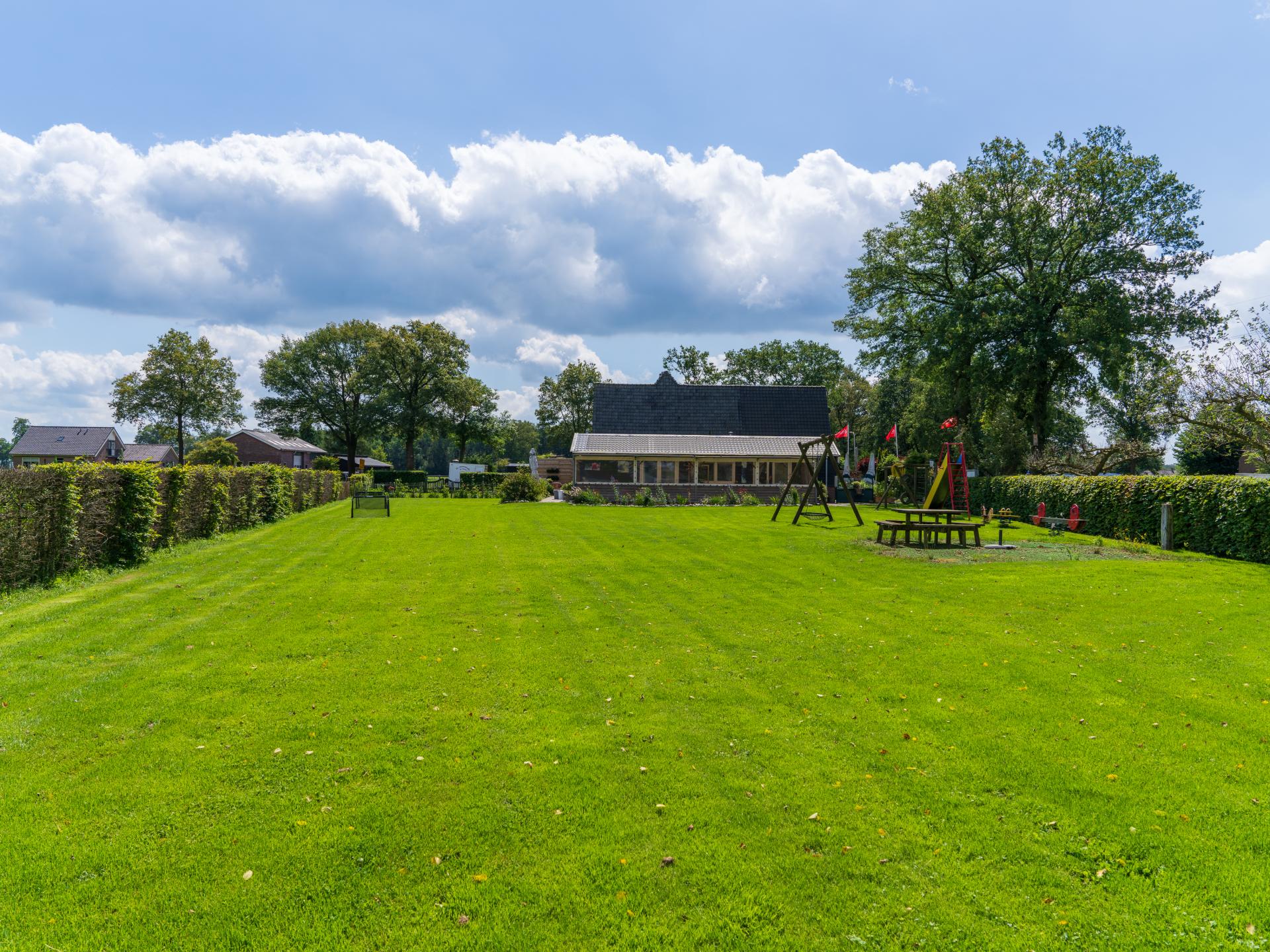 Reggezicht: nieuw vakantiehuis met enorme tuin in hartje Hellendoorn - foto 20