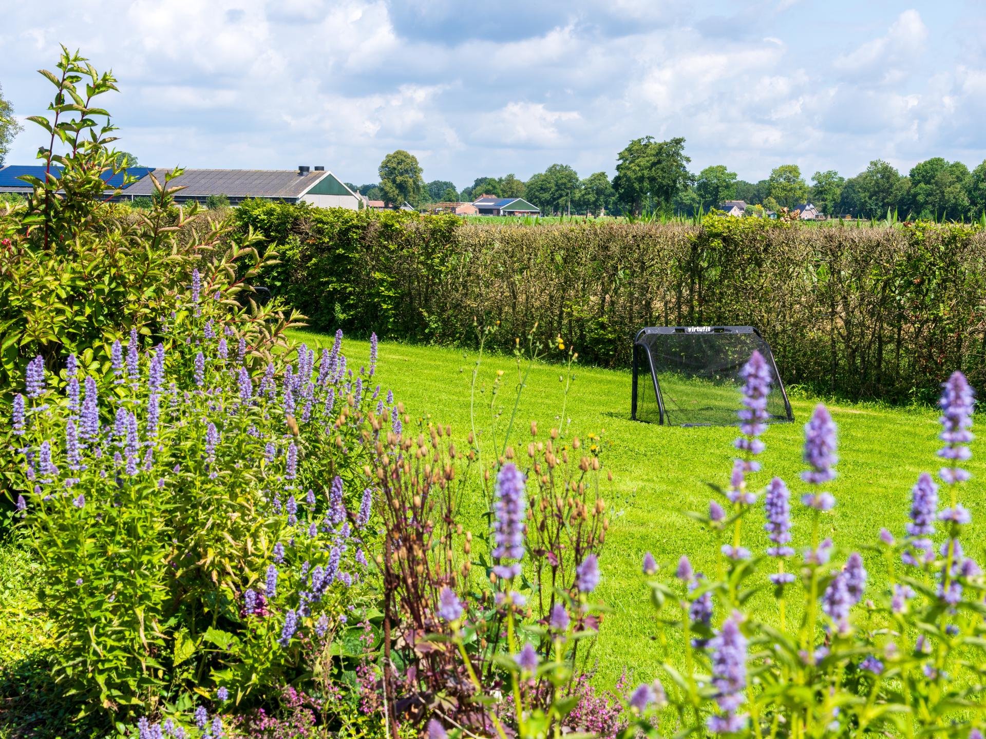 Reggezicht: nieuw vakantiehuis met enorme tuin in hartje Hellendoorn - foto 22