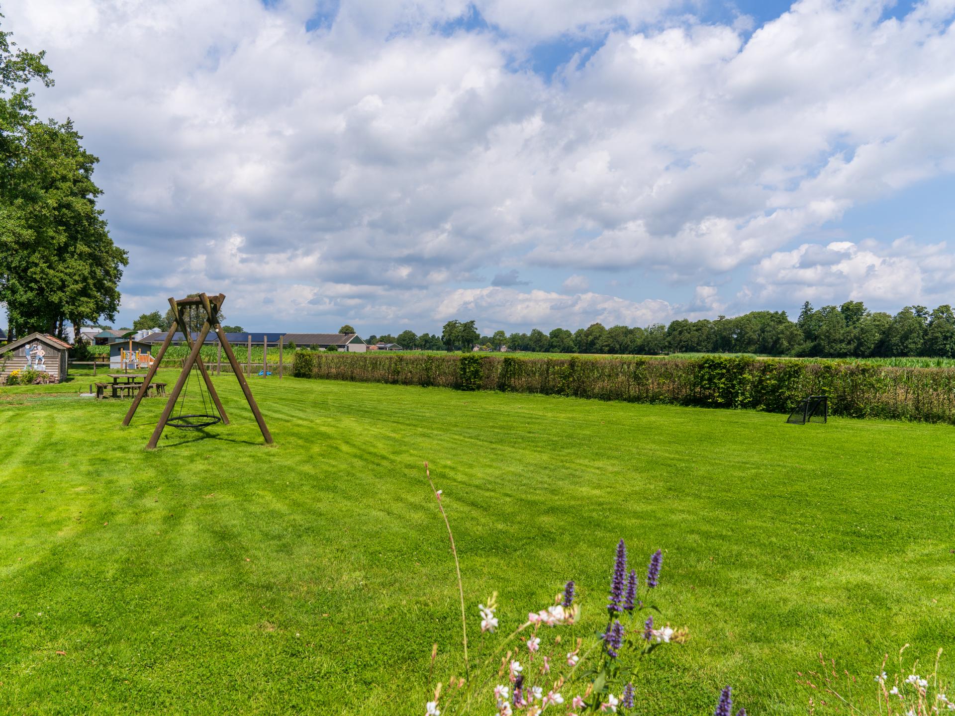Reggezicht: nieuw vakantiehuis met enorme tuin in hartje Hellendoorn - foto 14