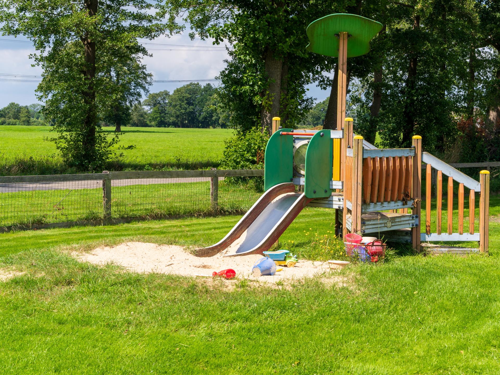Reggezicht: nieuw vakantiehuis met enorme tuin in hartje Hellendoorn - foto 16