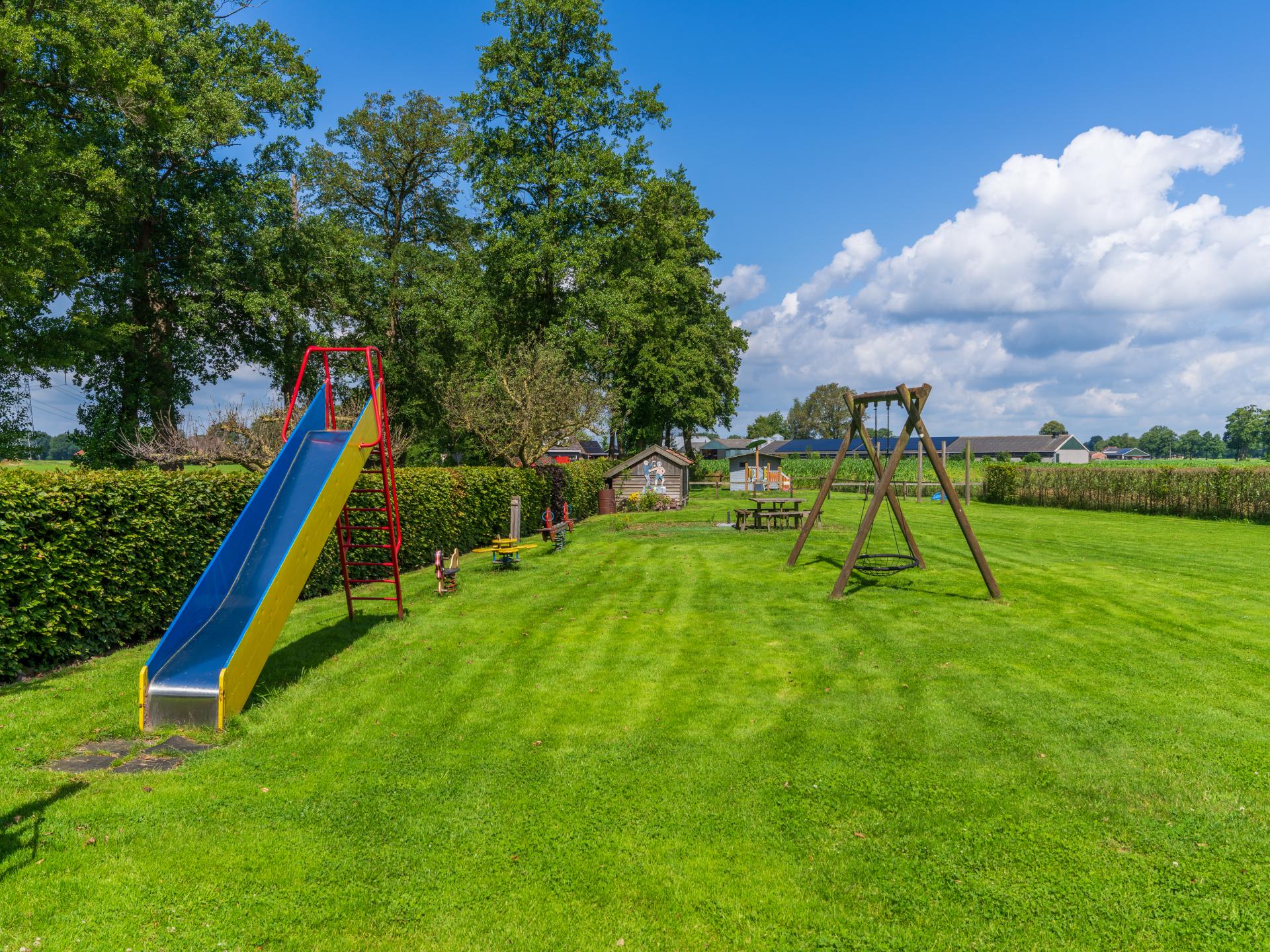 Reggezicht: nieuw vakantiehuis met enorme tuin in hartje Hellendoorn - foto 11