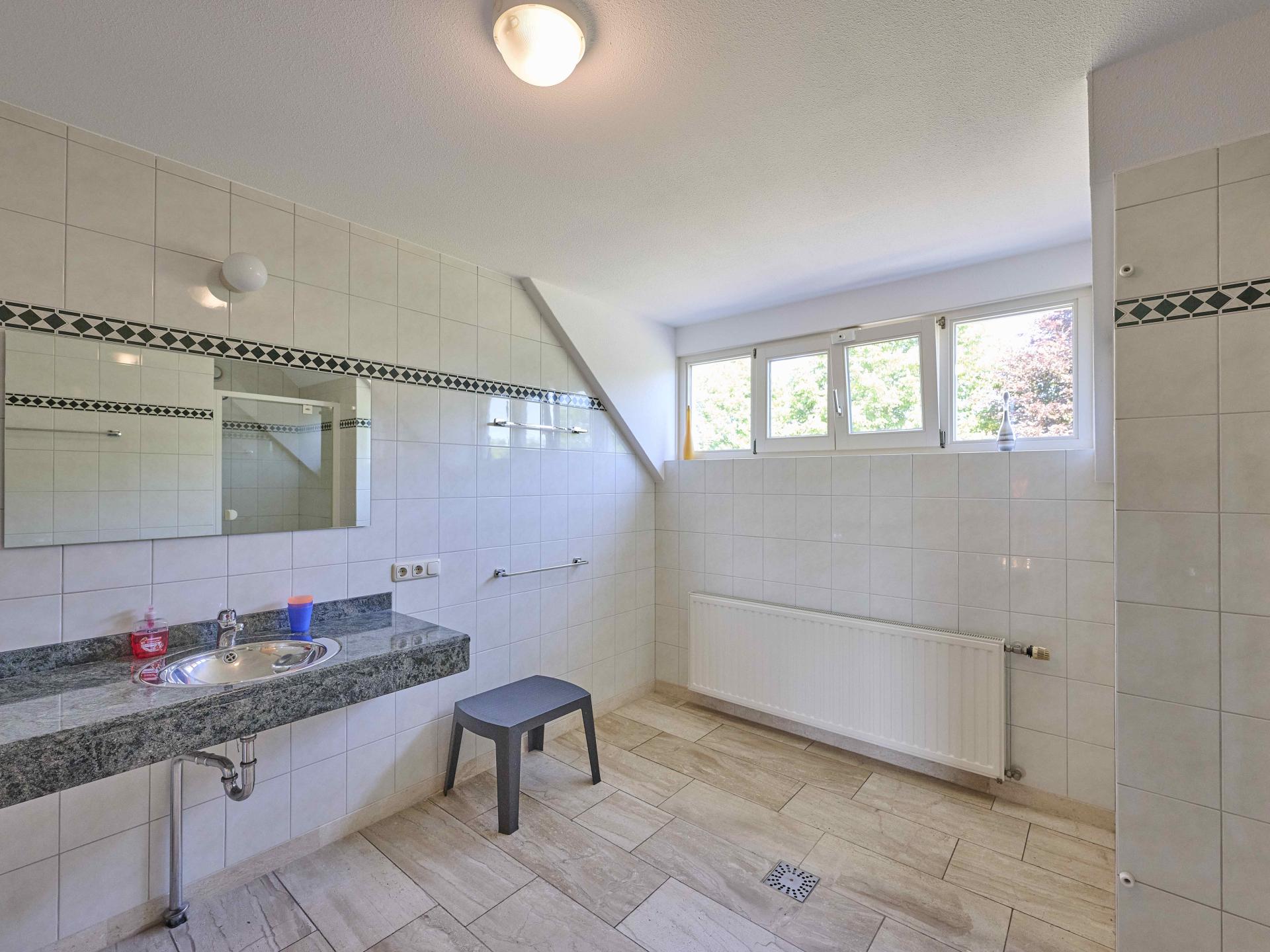 Toegankelijke designvilla in hartje Panningen, ideaal voor 6 personen - foto 44