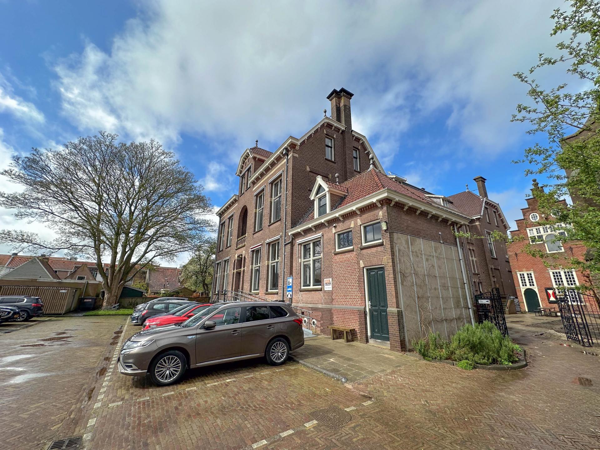 Twee historische weeshuizen voor 32 personen in hartje Enkhuizen - foto 2