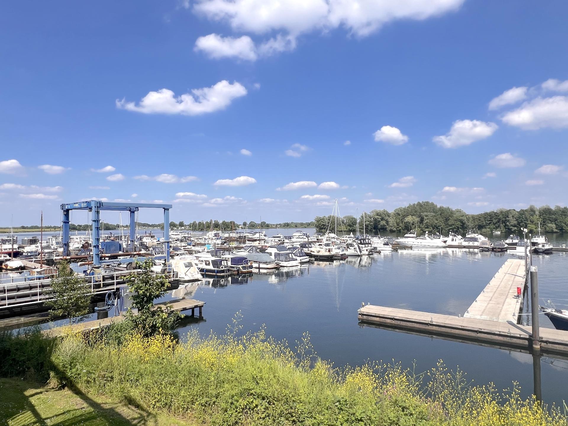 Luxe waterside appartement Maasbommel met havenzicht en terras - foto 30