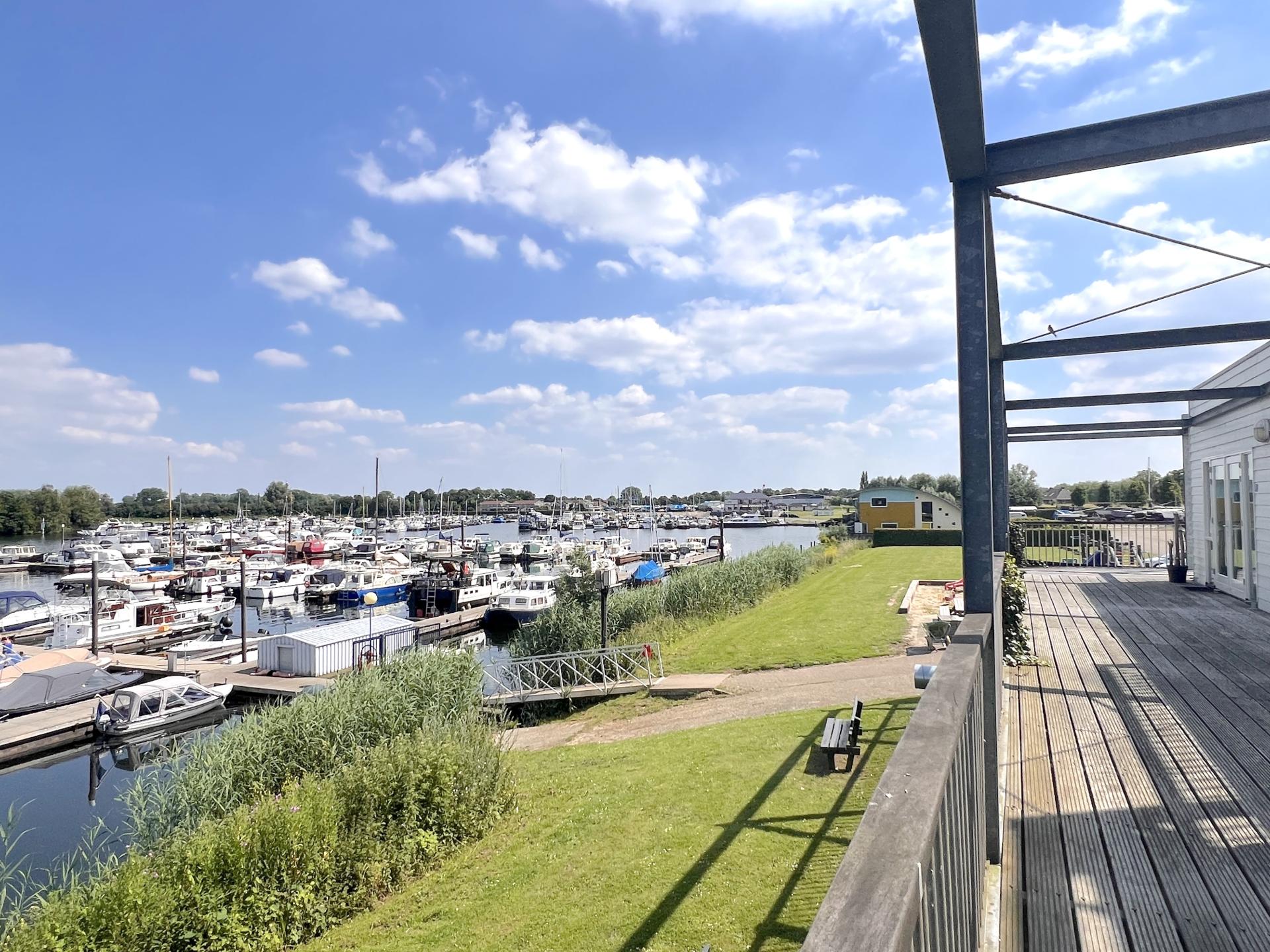 Luxe waterside appartement Maasbommel met havenzicht en terras - foto 10