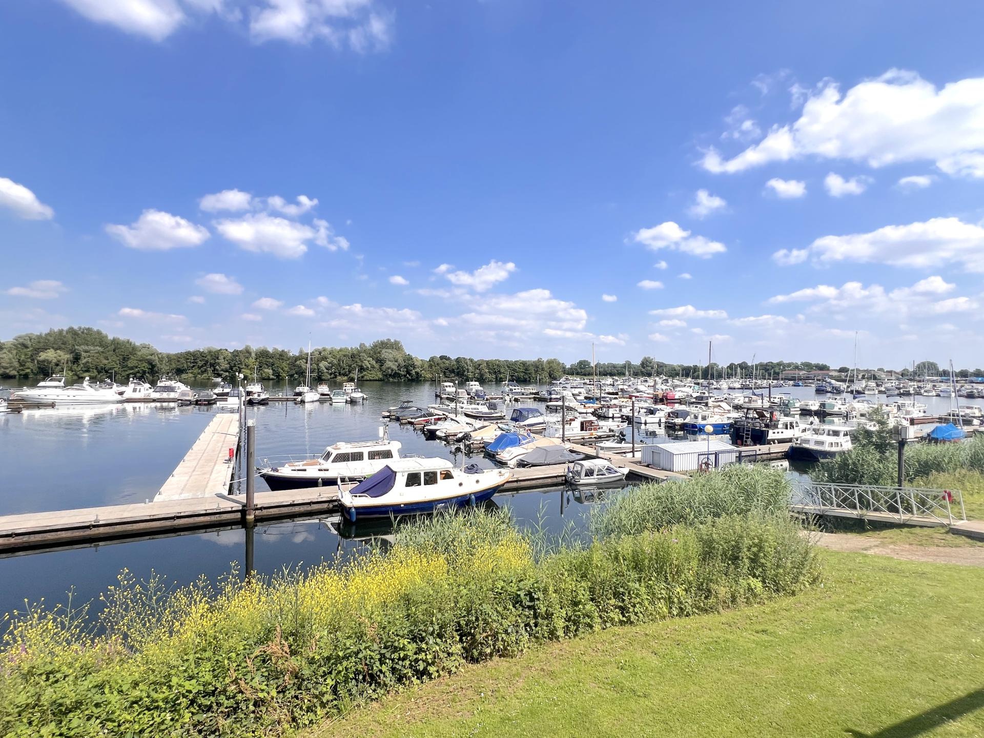 Luxe waterside appartement Maasbommel met havenzicht en terras - foto 27
