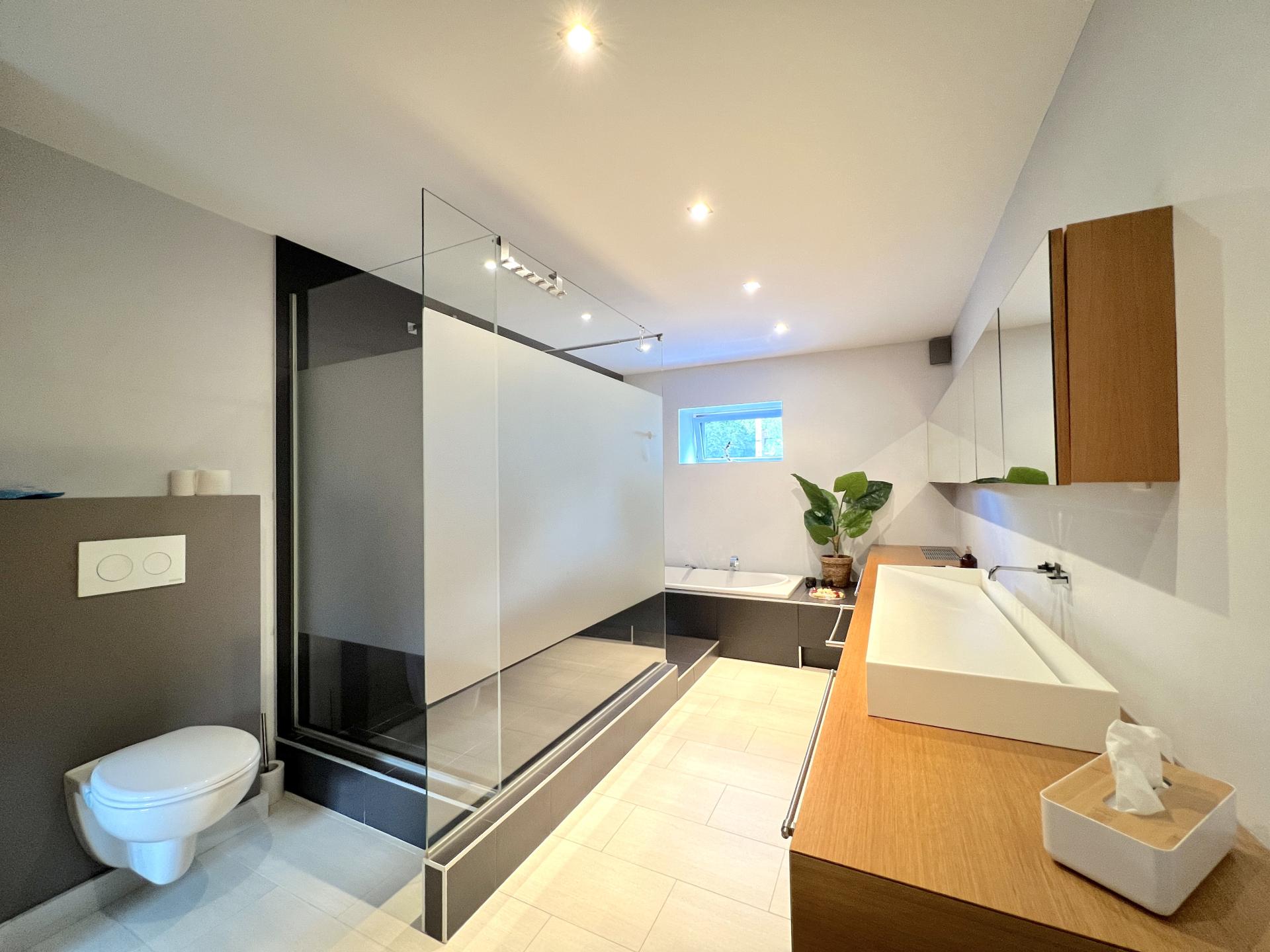Centraal gelegen ruim appartement met tuin in Genk - foto 5