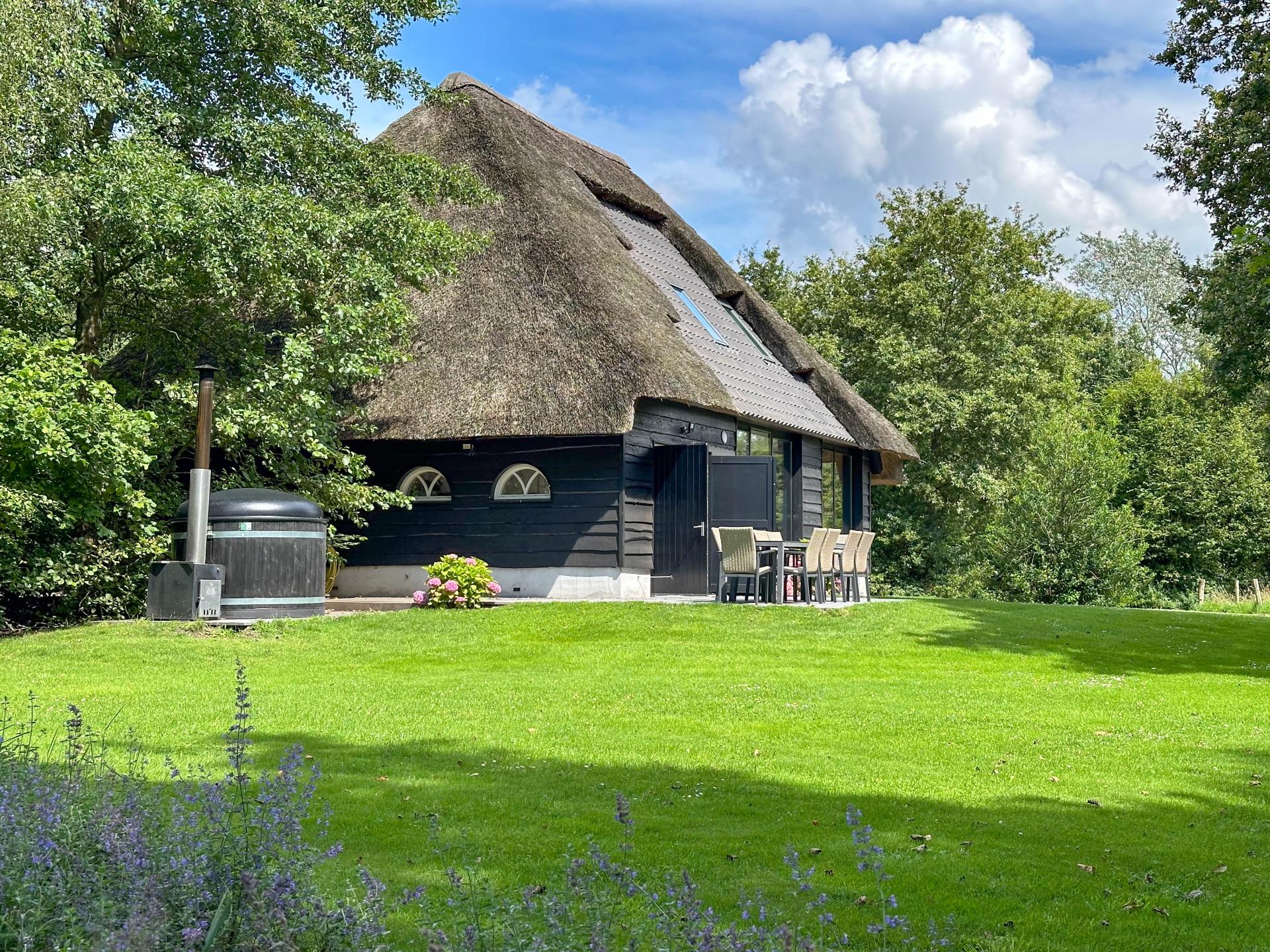 Vrijstaande villa met hottub en panoramisch uitzicht over natuurgebied - foto 2