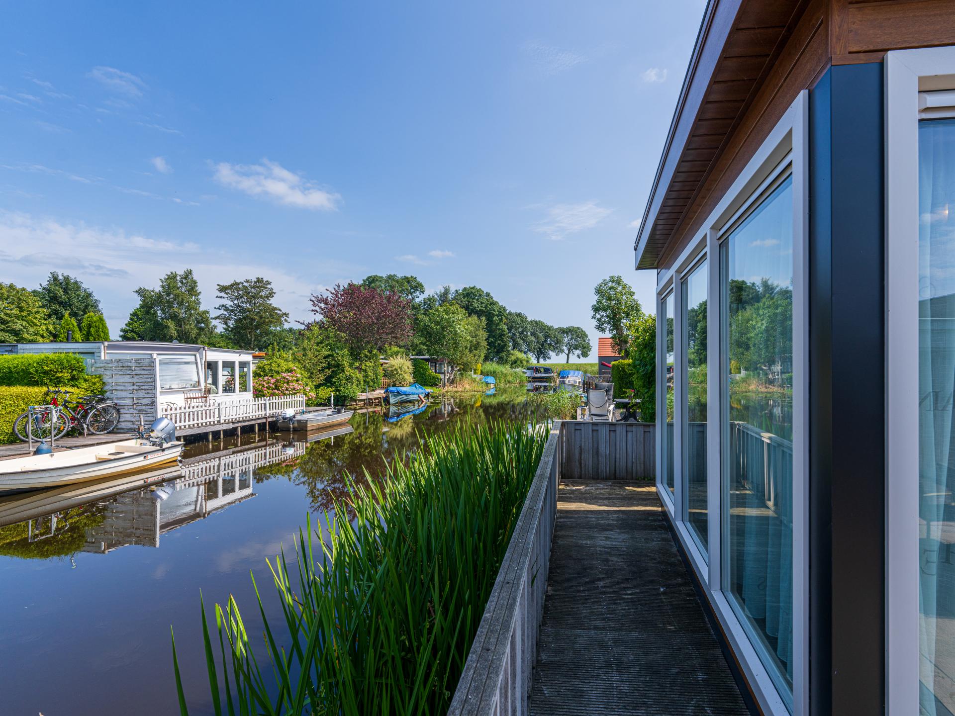 Luxe chalet aan het water met eigen sloep in hartje Friesland - foto 15