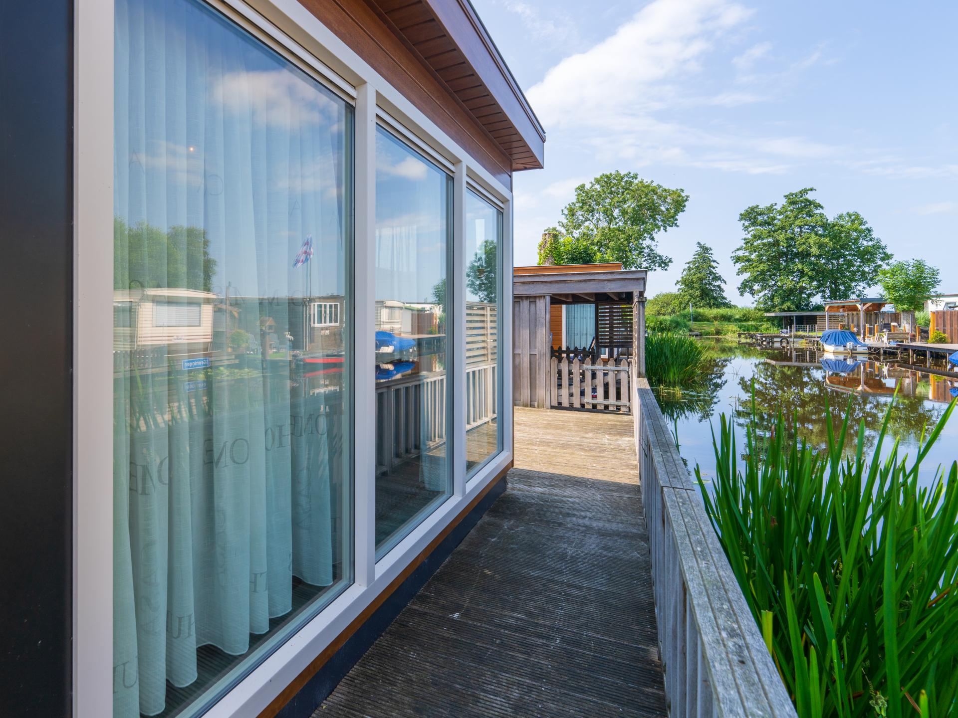 Luxe chalet aan het water met eigen sloep in hartje Friesland - foto 24