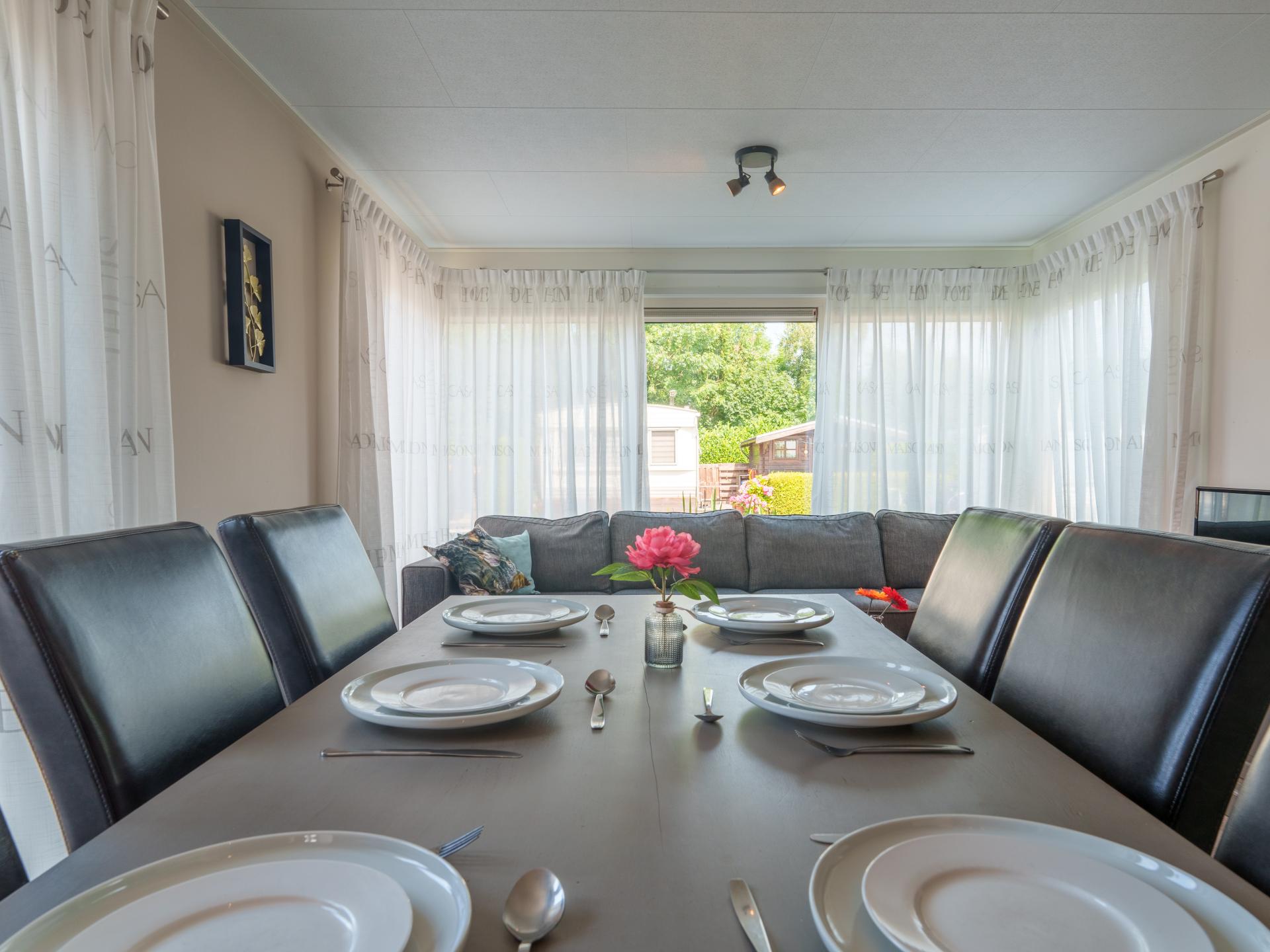 Luxe chalet aan het water met eigen sloep in hartje Friesland - foto 11