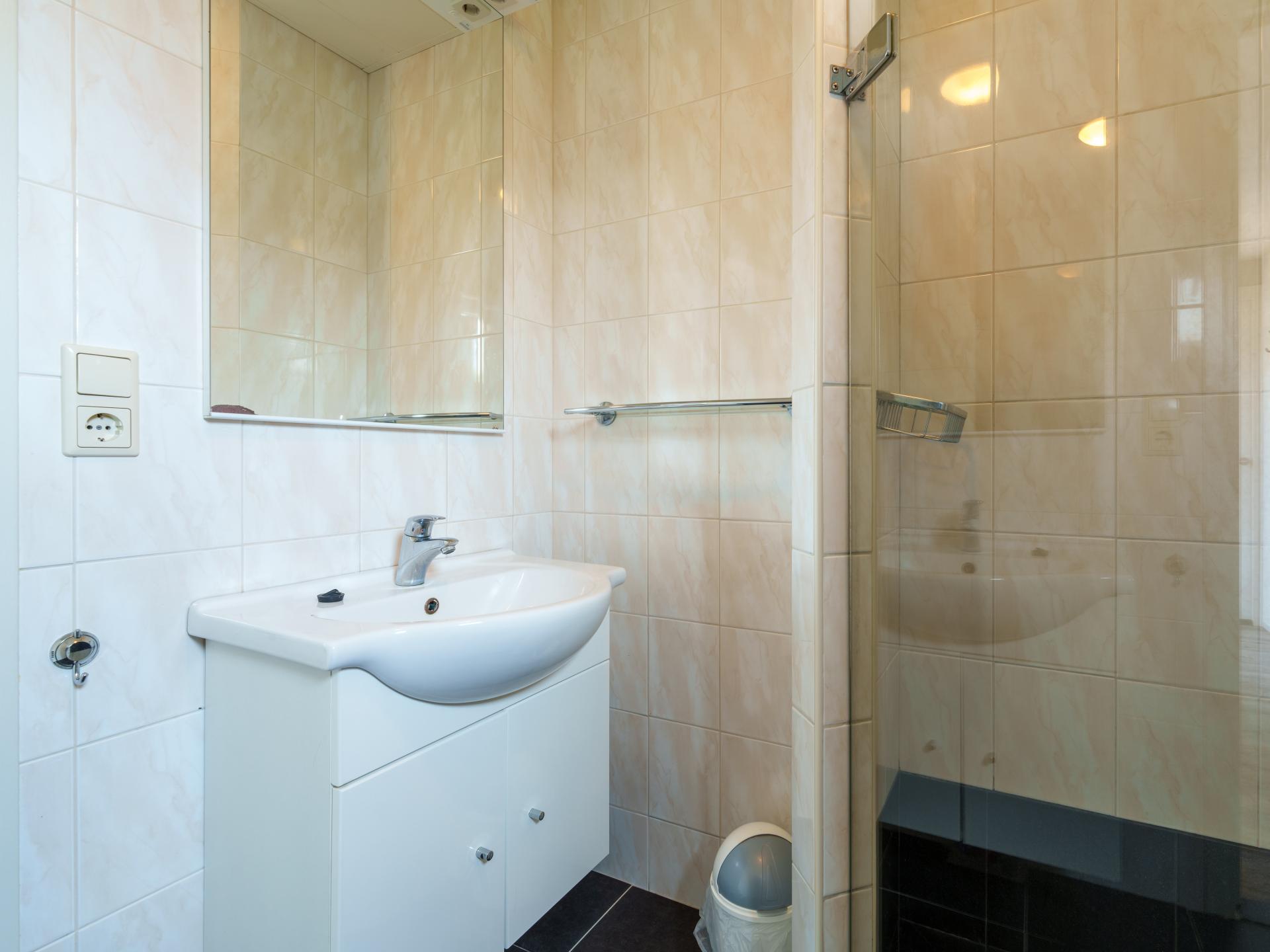 Luxe chalet aan het water met eigen sloep in hartje Friesland - foto 9