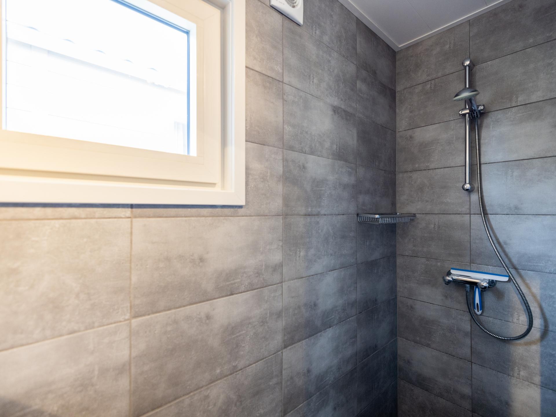 Sfeervol waterchalet met eigen sloep op rustig park in hartje Friese Meren - foto 12