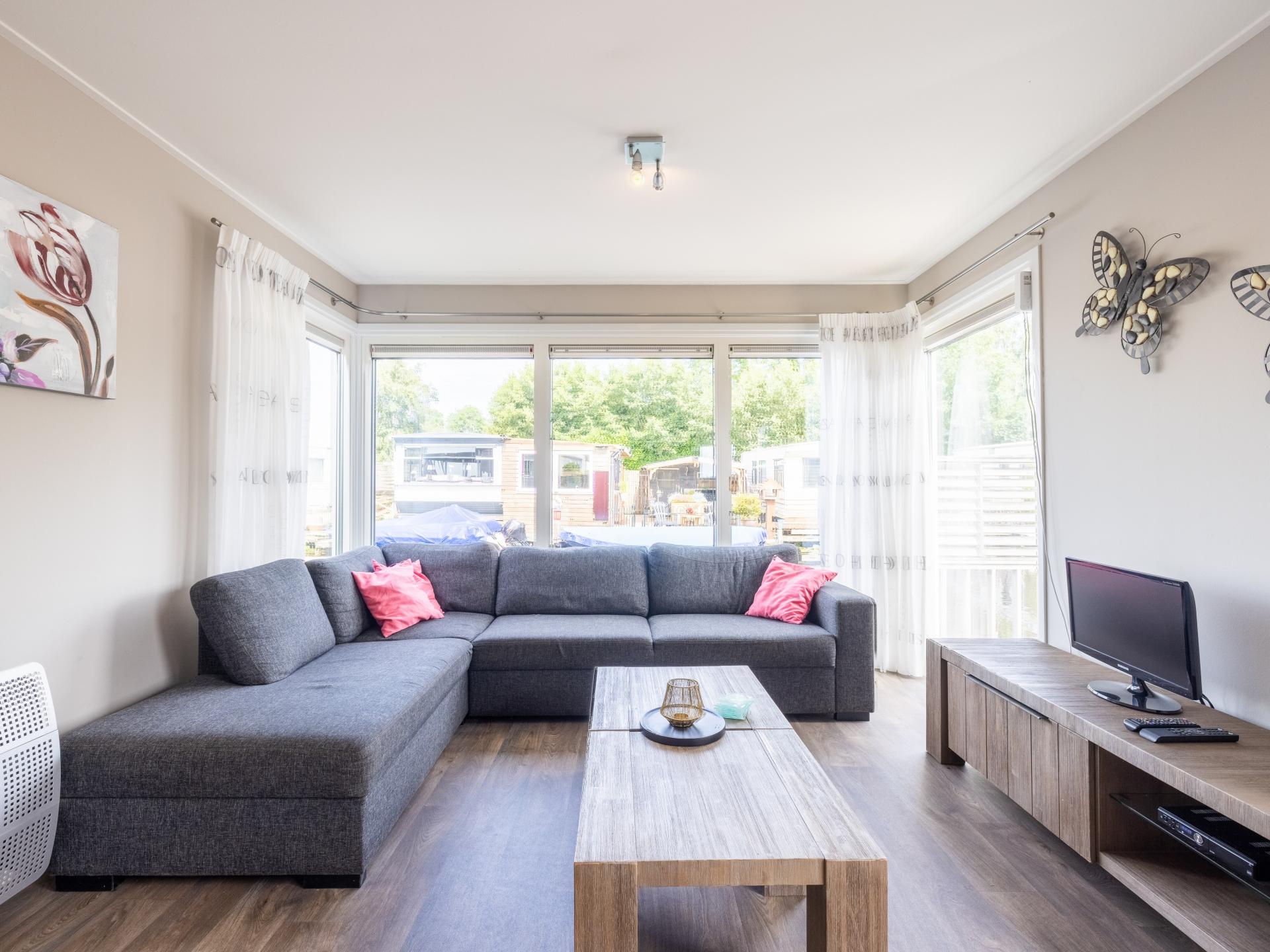 Sfeervol waterchalet met eigen sloep op rustig park in hartje Friese Meren - foto 17