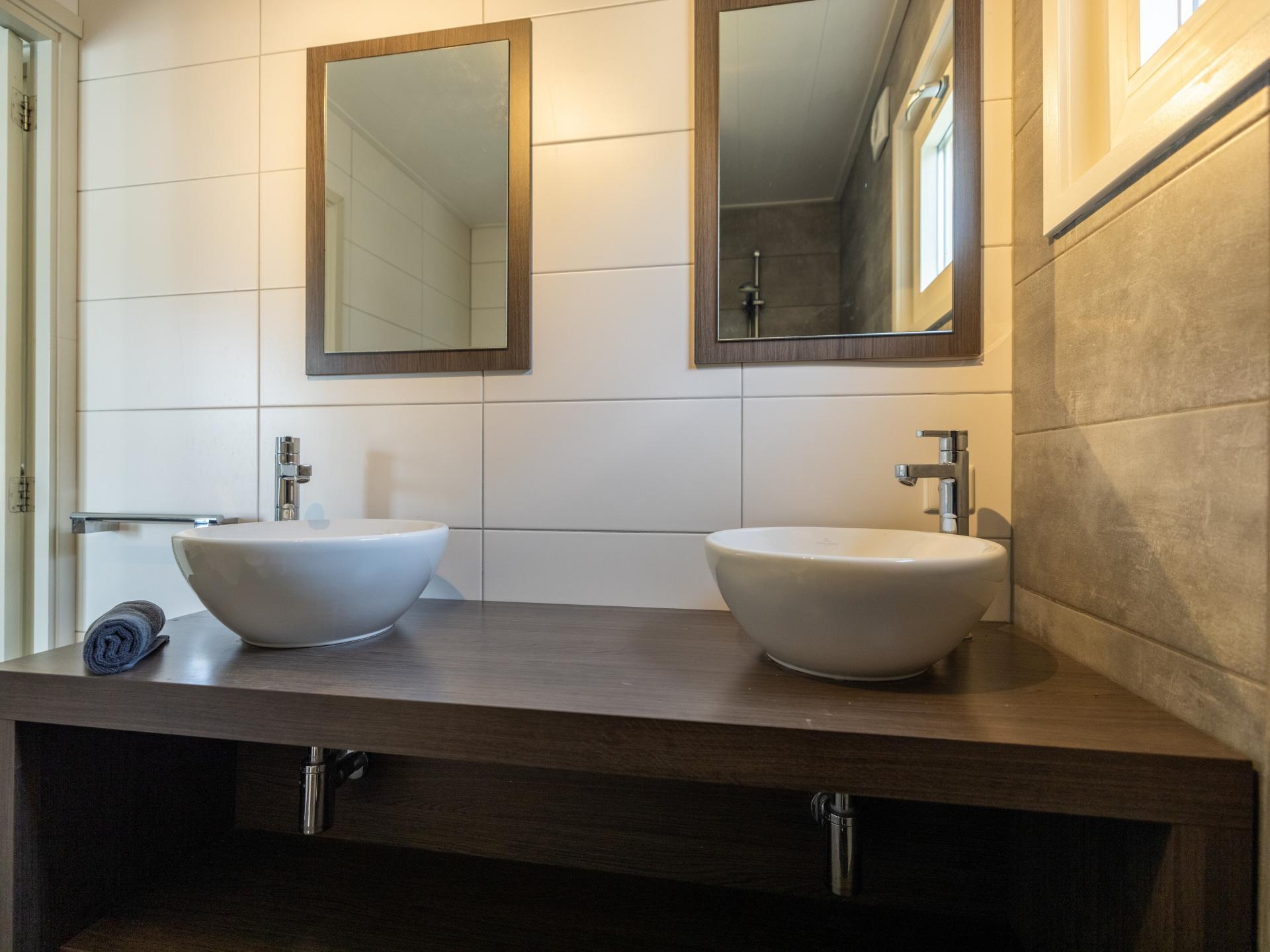 Sfeervol waterchalet met eigen sloep op rustig park in hartje Friese Meren - foto 7