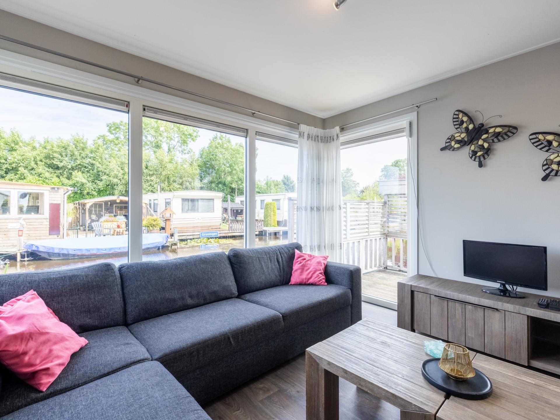 Sfeervol waterchalet met eigen sloep op rustig park in hartje Friese Meren - foto 16