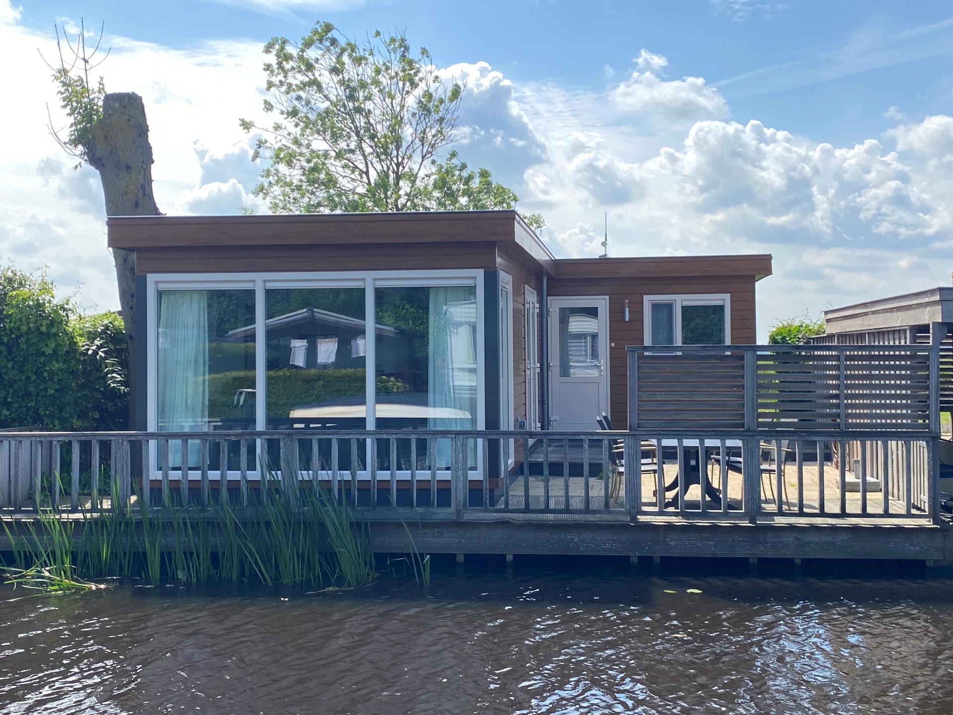Sfeervol waterchalet met eigen sloep op rustig park in hartje Friese Meren - foto 23