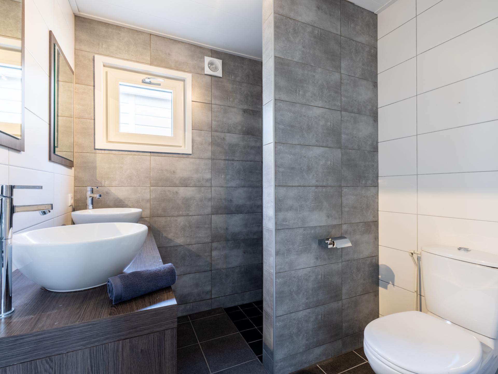 Sfeervol waterchalet met eigen sloep op rustig park in hartje Friese Meren - foto 8
