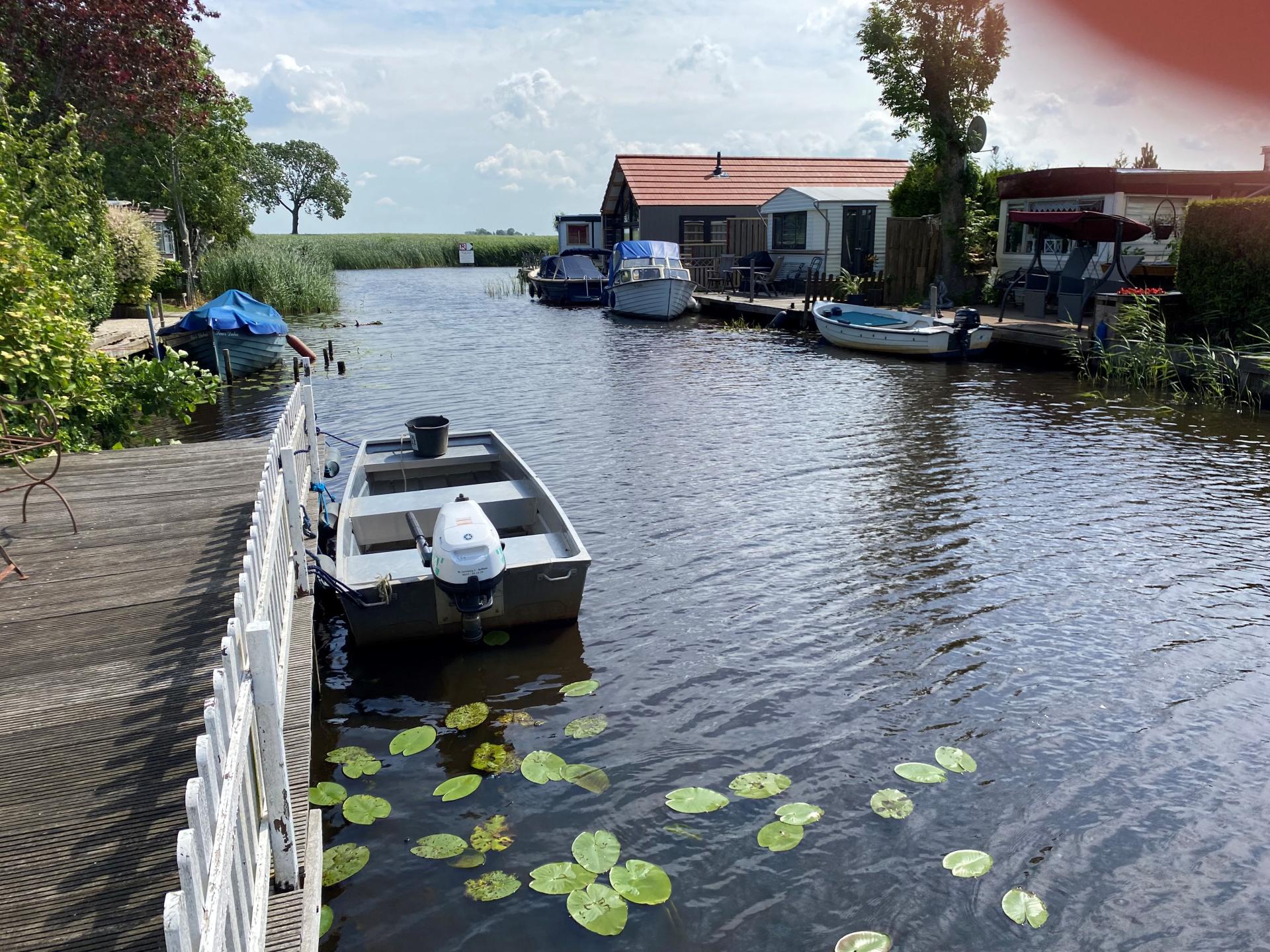 Sfeervol waterchalet met eigen sloep op rustig park in hartje Friese Meren - foto 24