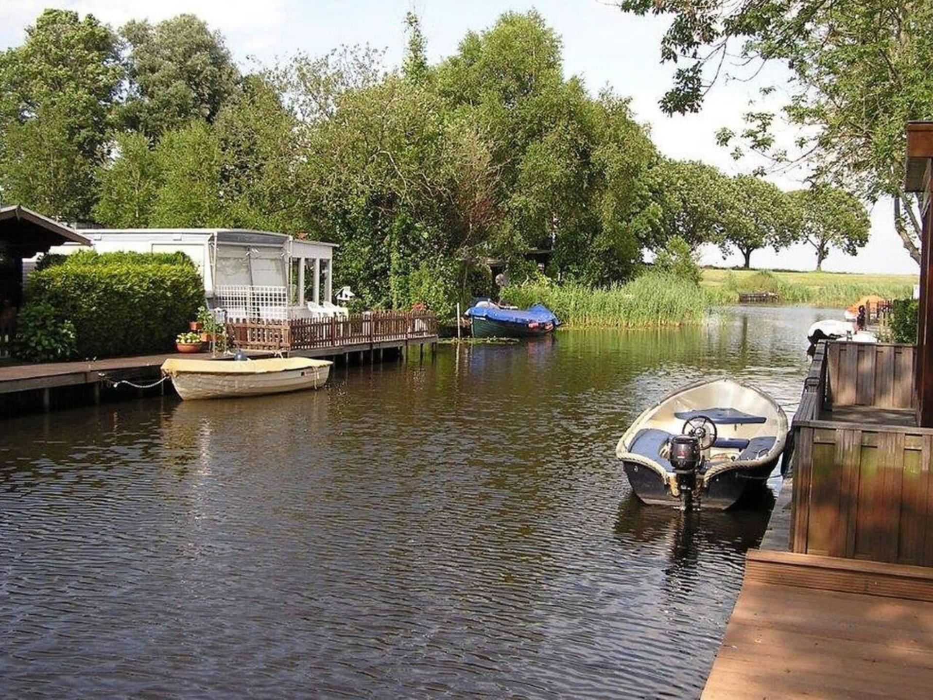 Sfeervol waterchalet met eigen sloep op rustig park in hartje Friese Meren - foto 25