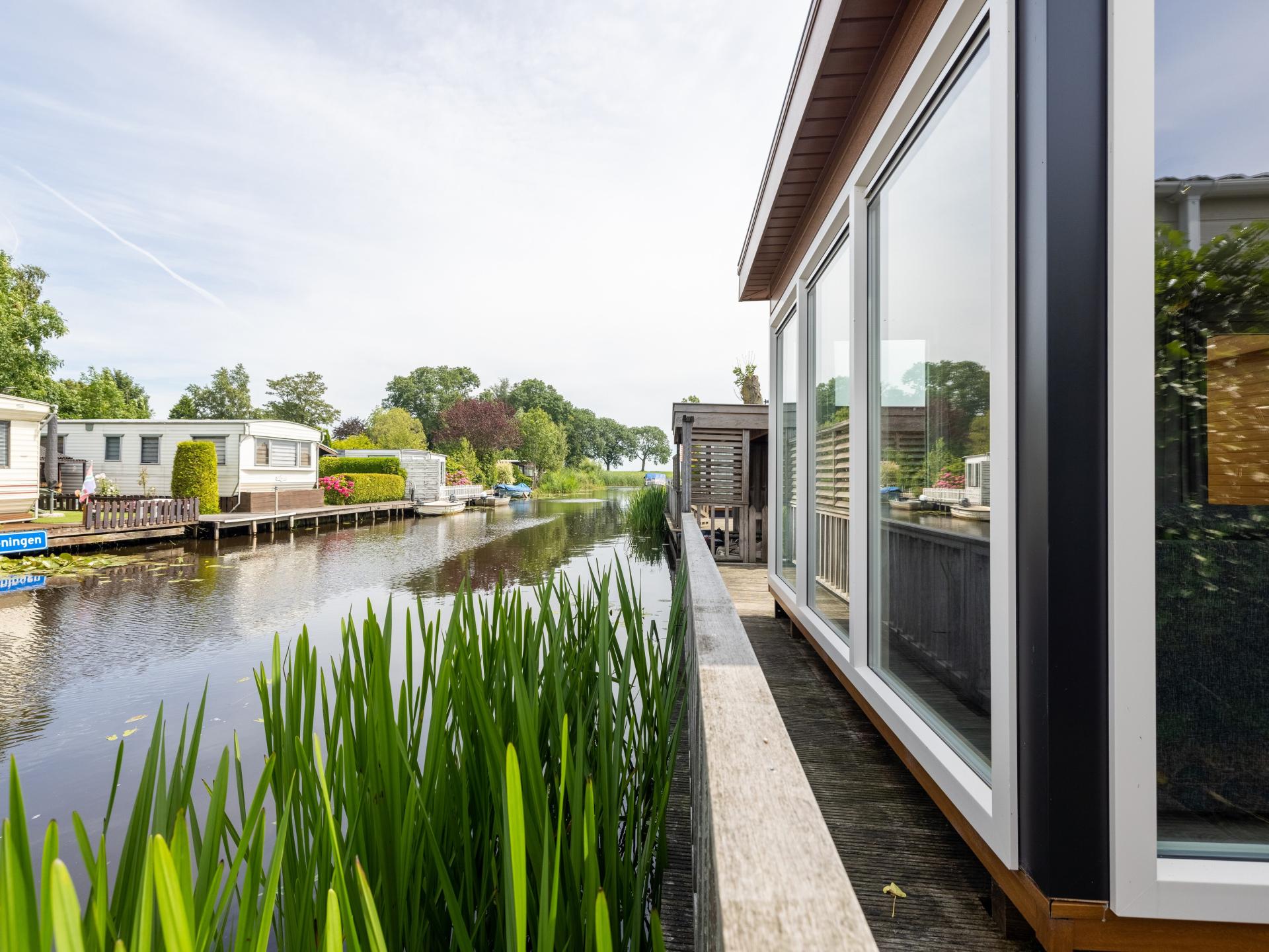 Sfeervol waterchalet met eigen sloep op rustig park in hartje Friese Meren - foto 2