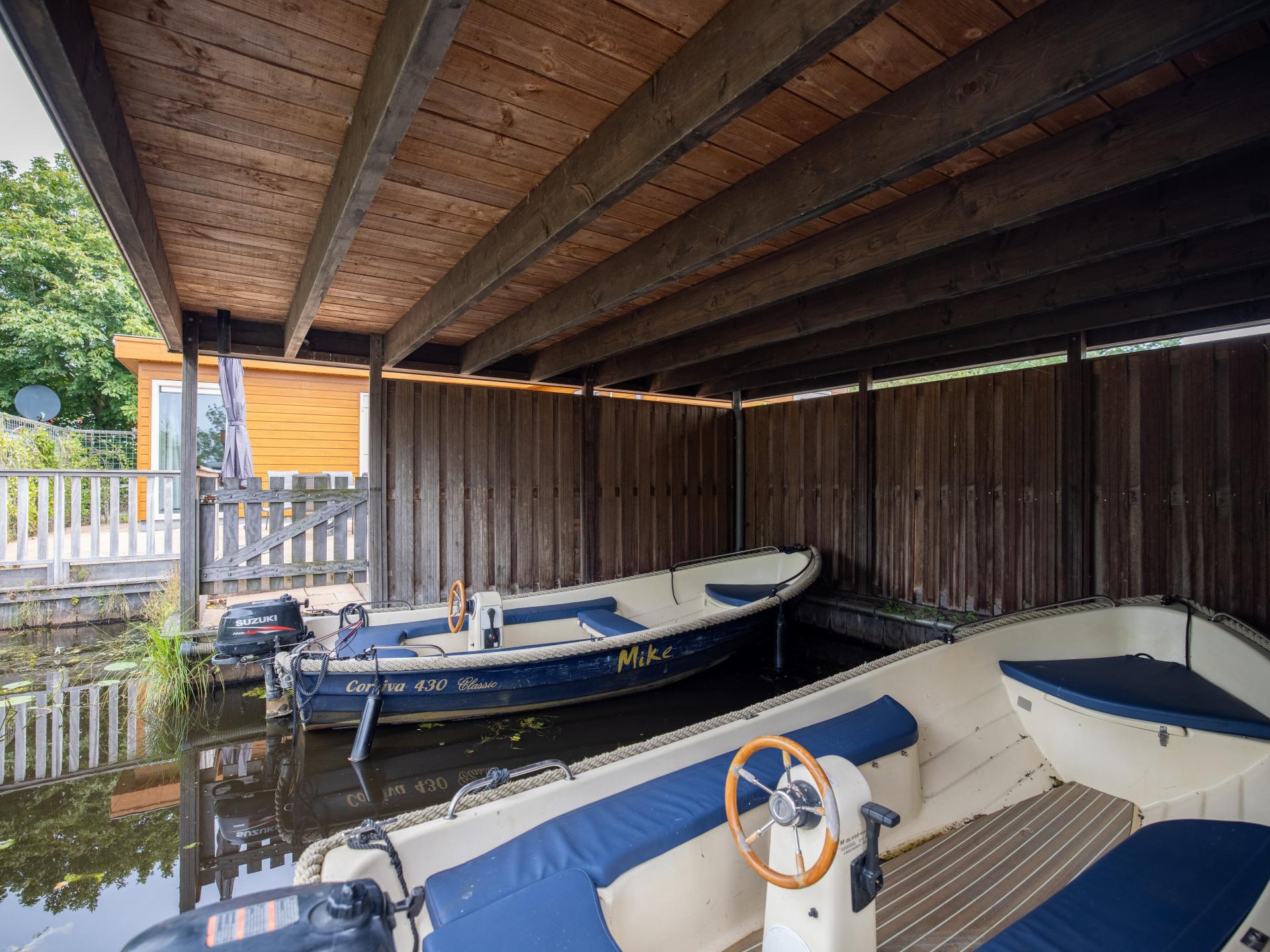 Sfeervol waterchalet met eigen sloep op rustig park in hartje Friese Meren - foto 3