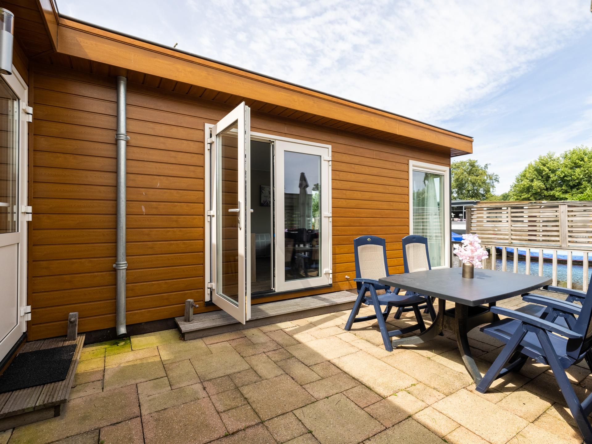 Sfeervol waterchalet met eigen sloep op rustig park in hartje Friese Meren - foto 21