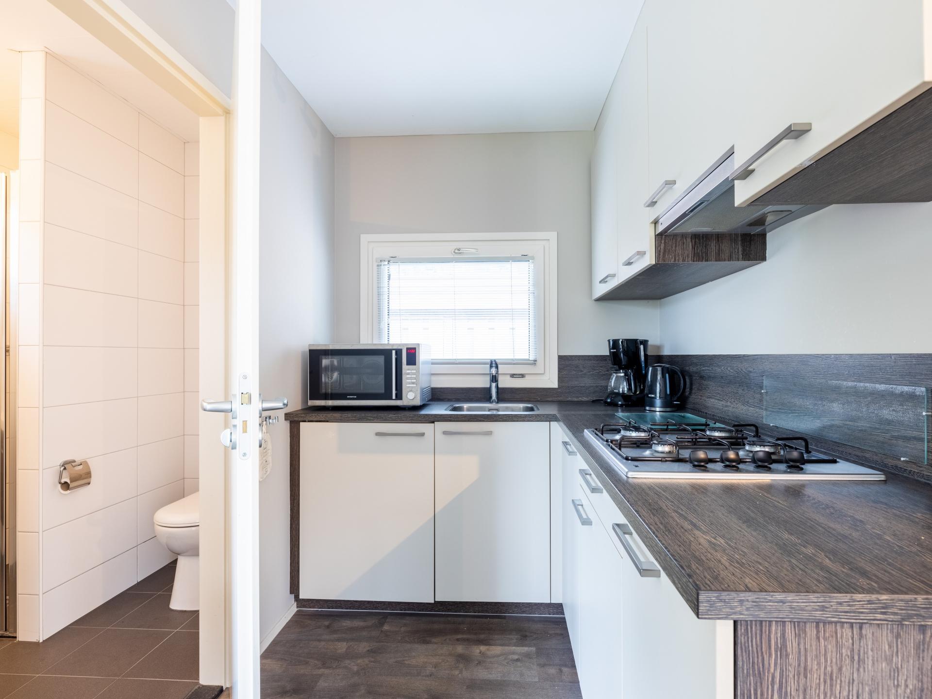 Twee luxe chalets met privésloepen aan water in hartje Friesland - foto 9