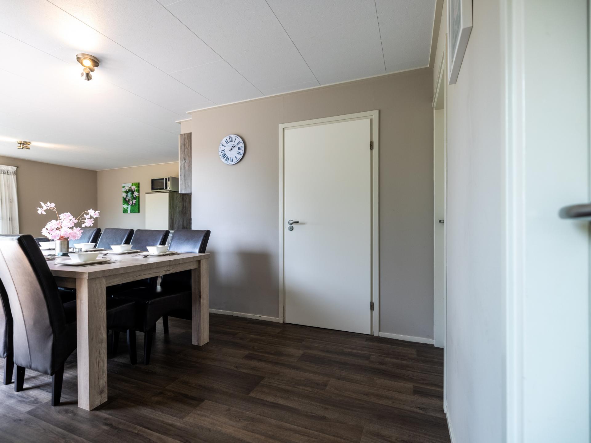 Twee luxe chalets met privésloepen aan water in hartje Friesland - foto 29