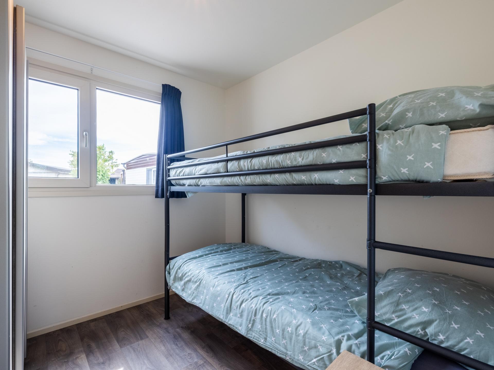 Twee luxe chalets met privésloepen aan water in hartje Friesland - foto 14