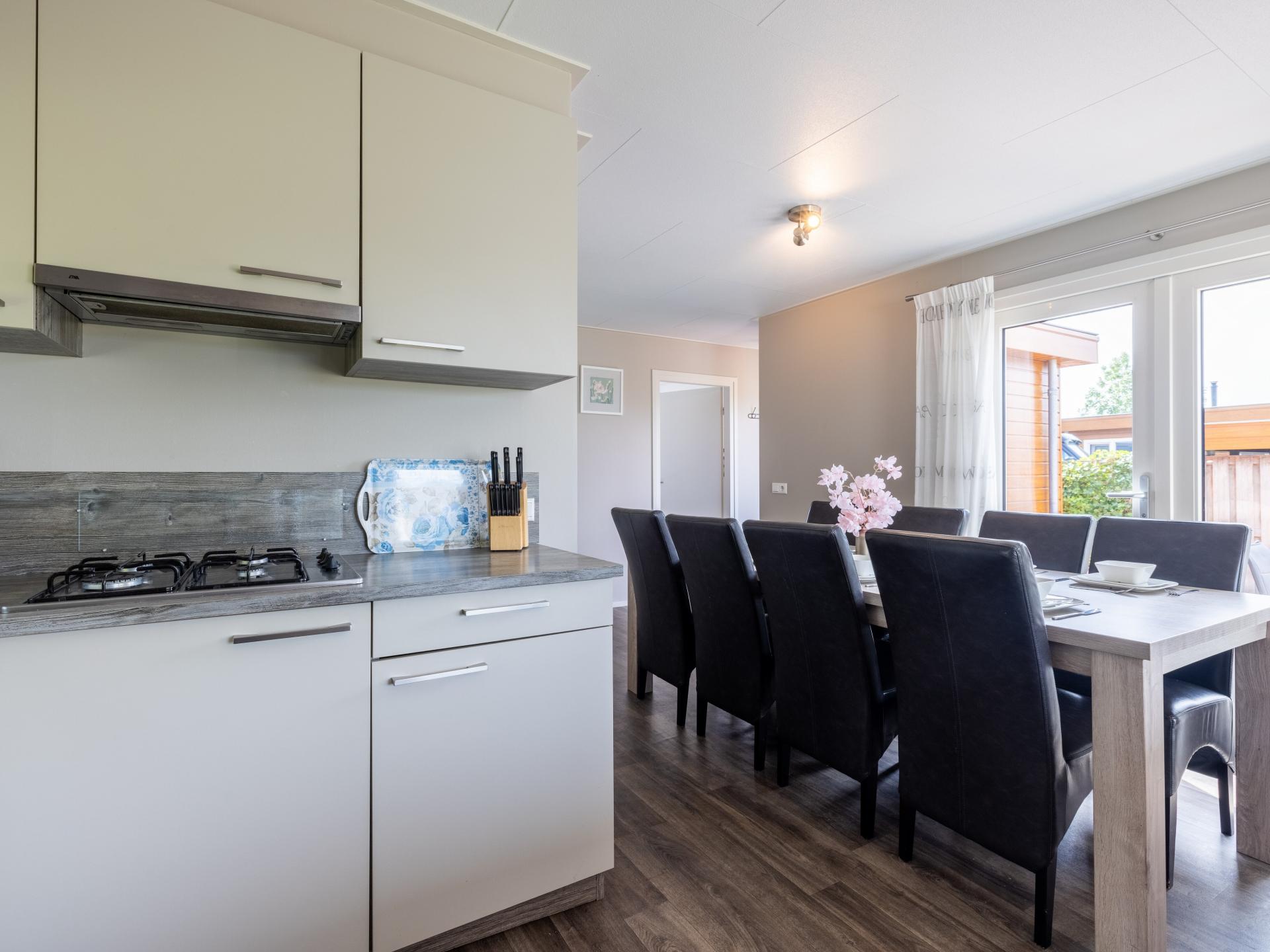 Twee luxe chalets met privésloepen aan water in hartje Friesland - foto 36