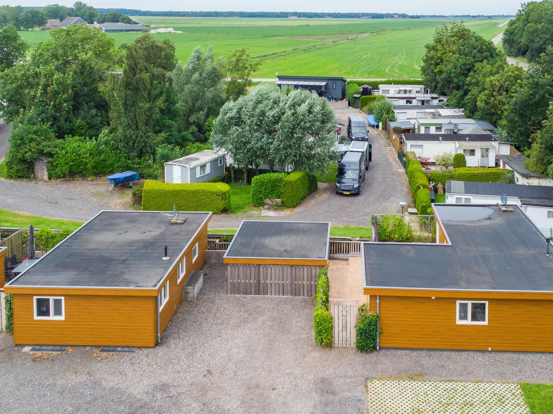 Twee luxe chalets met privésloepen aan water in hartje Friesland - foto 42