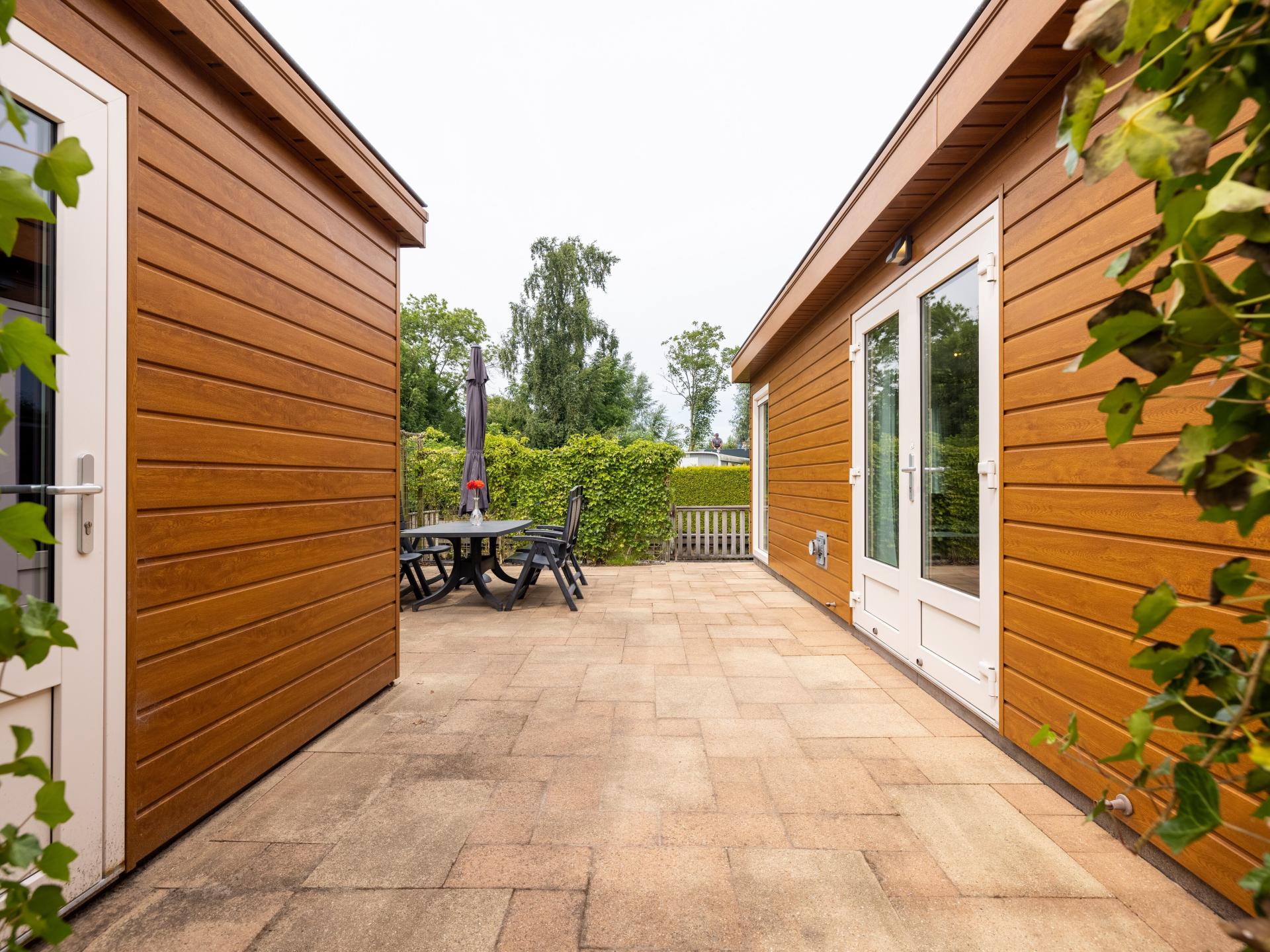 Twee luxe chalets met privésloepen aan water in hartje Friesland - foto 40