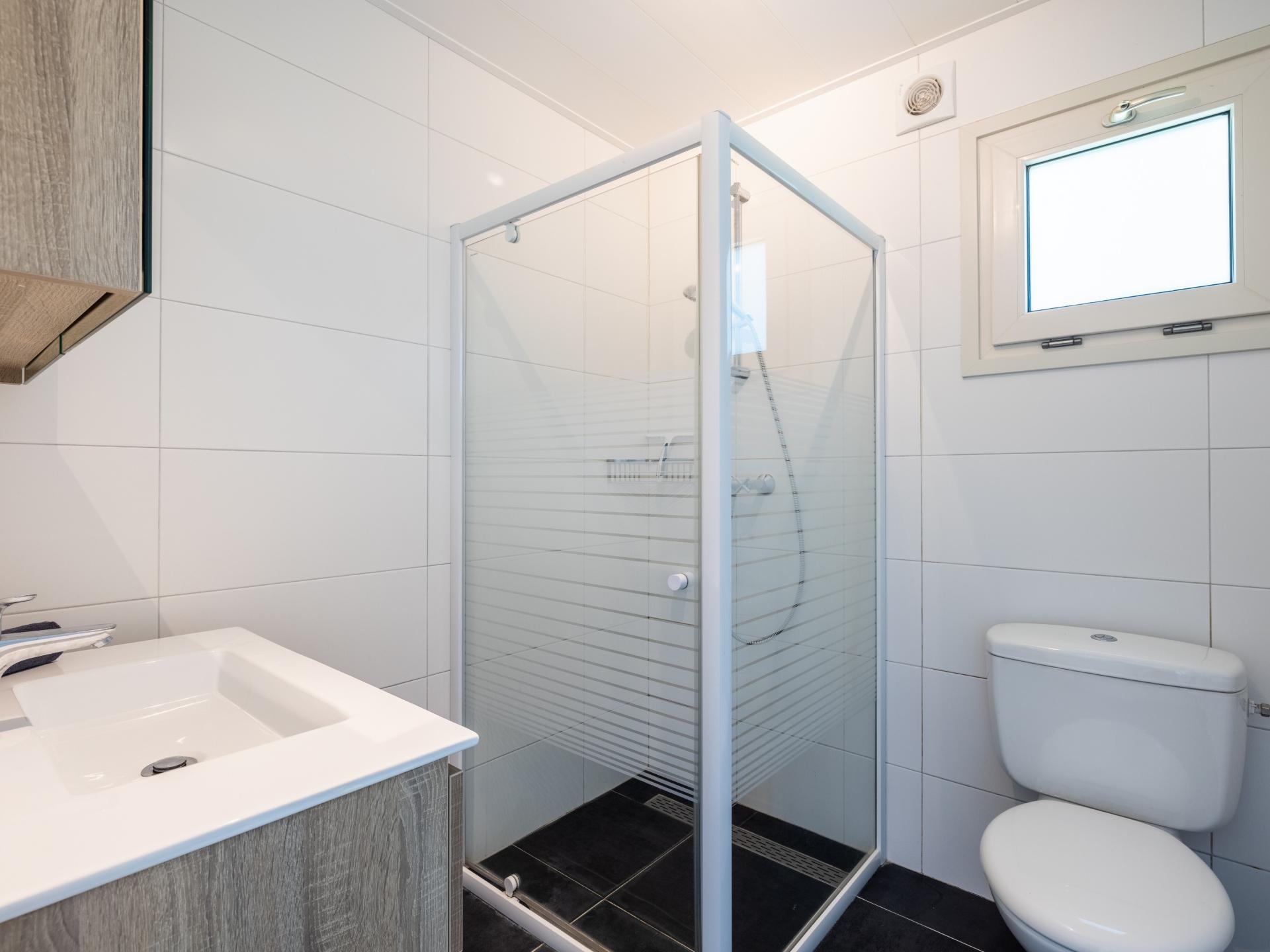 Twee luxe chalets met privésloepen aan water in hartje Friesland - foto 18