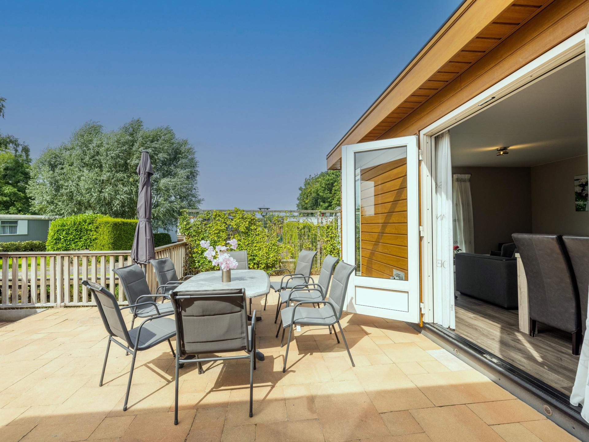 Twee luxe chalets met privésloepen aan water in hartje Friesland - foto 45