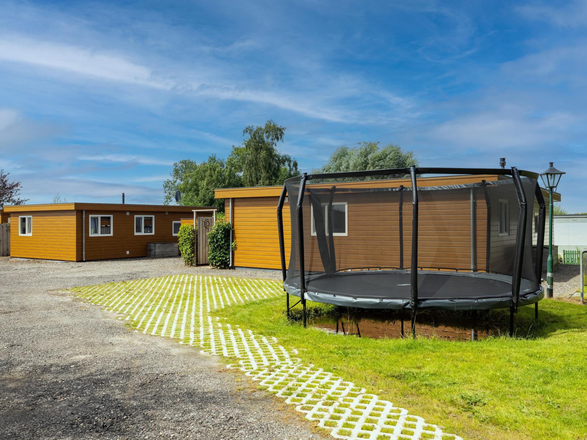 Twee luxe chalets met privésloepen aan water in hartje Friesland - foto 44
