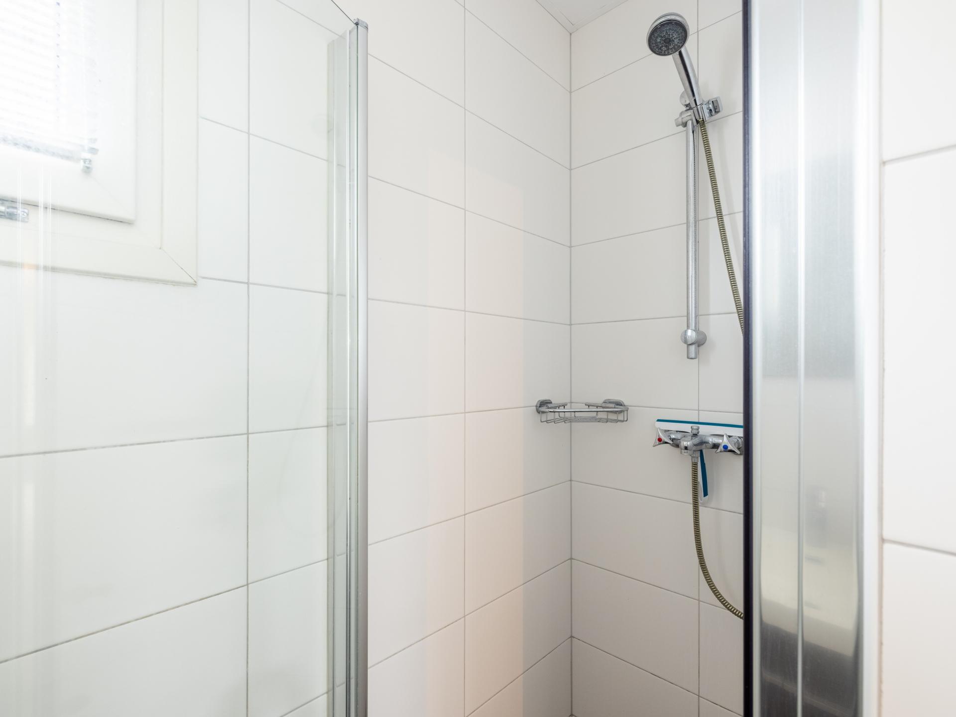 Twee luxe chalets met privésloepen aan water in hartje Friesland - foto 21