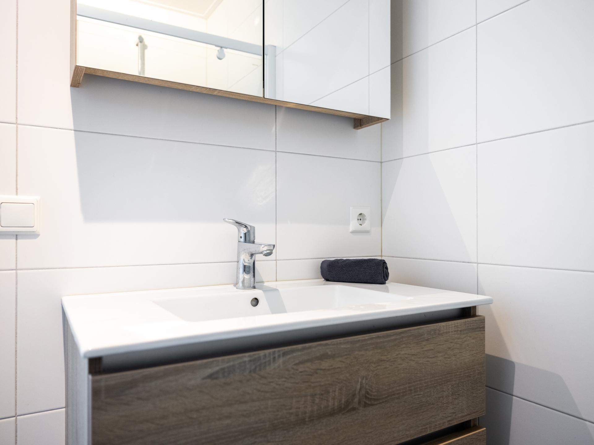 Twee luxe chalets met privésloepen aan water in hartje Friesland - foto 22
