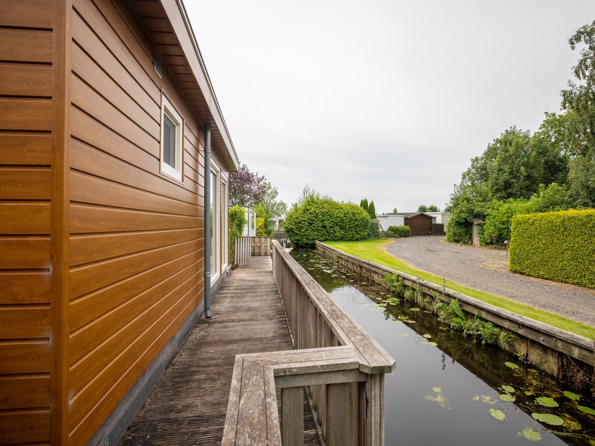 Twee luxe chalets met privésloepen aan water in hartje Friesland - foto 41