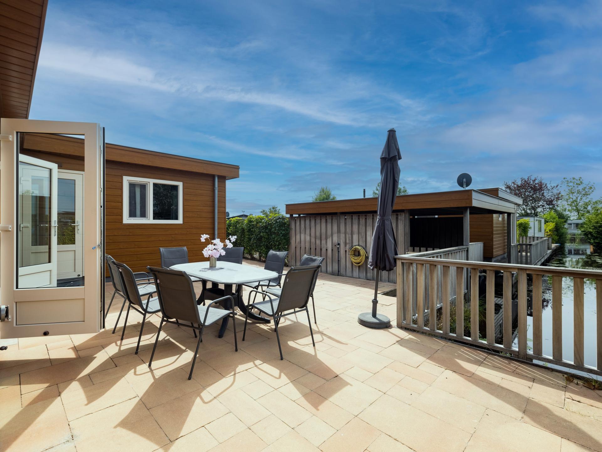 Twee luxe chalets met privésloepen aan water in hartje Friesland - foto 3