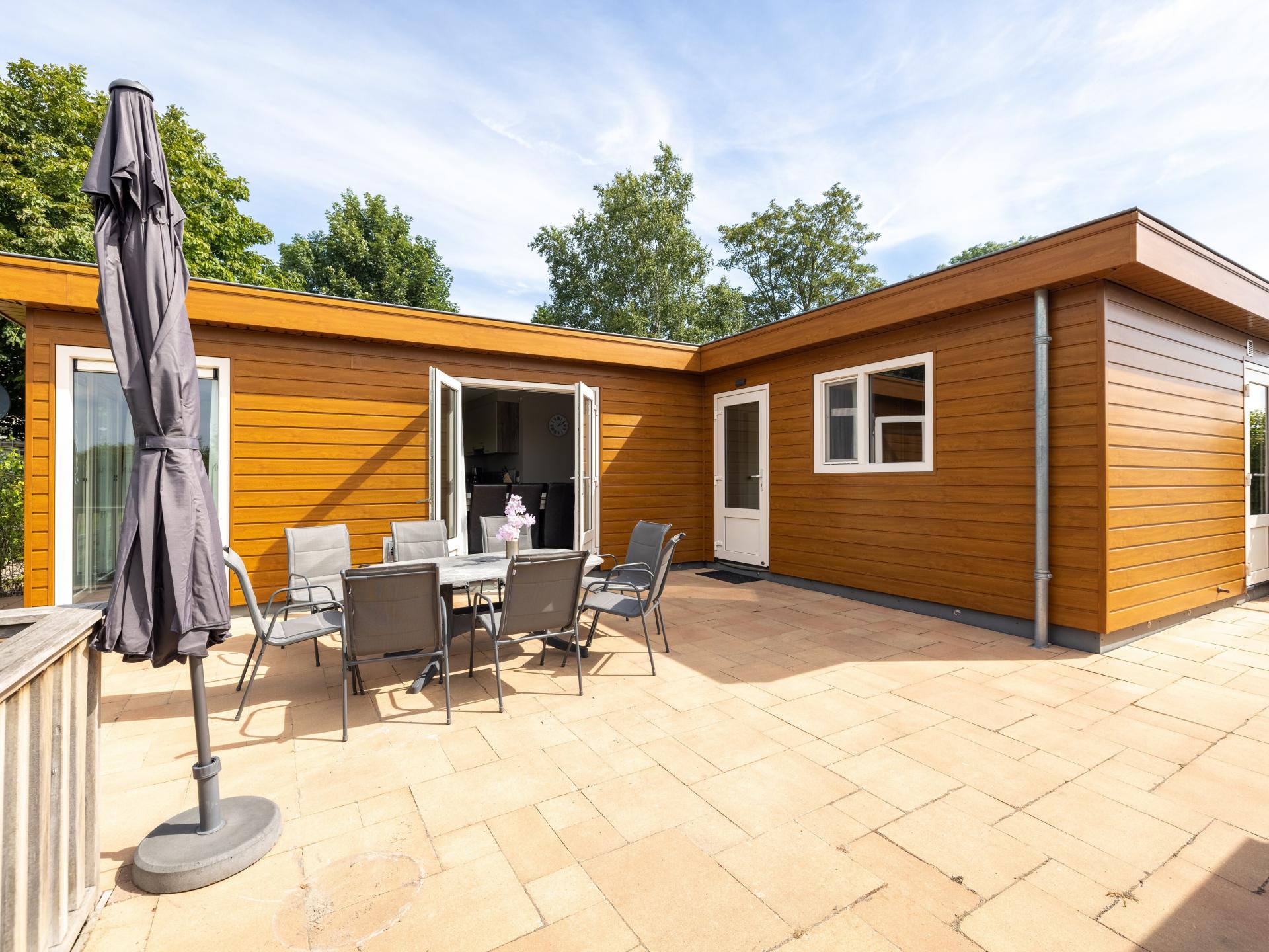 Twee luxe chalets met privésloepen aan water in hartje Friesland - foto 43