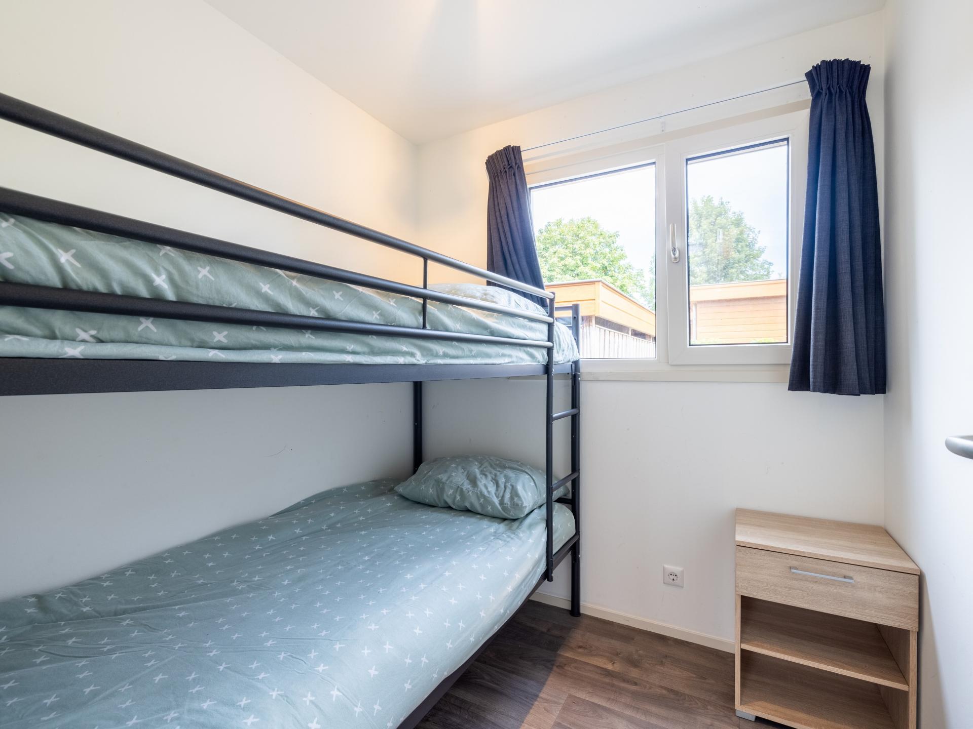 Twee luxe chalets met privésloepen aan water in hartje Friesland - foto 16