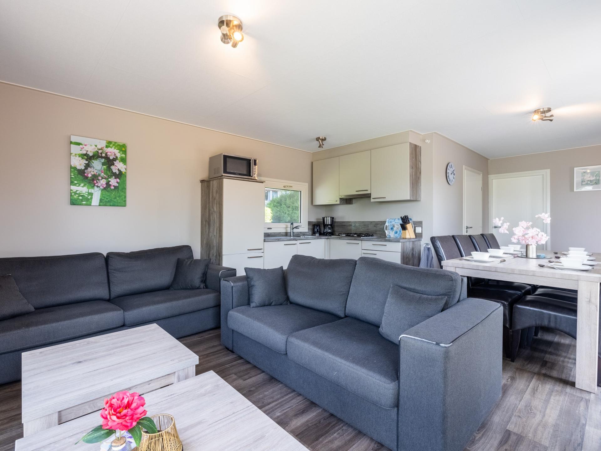 Twee luxe chalets met privésloepen aan water in hartje Friesland - foto 7