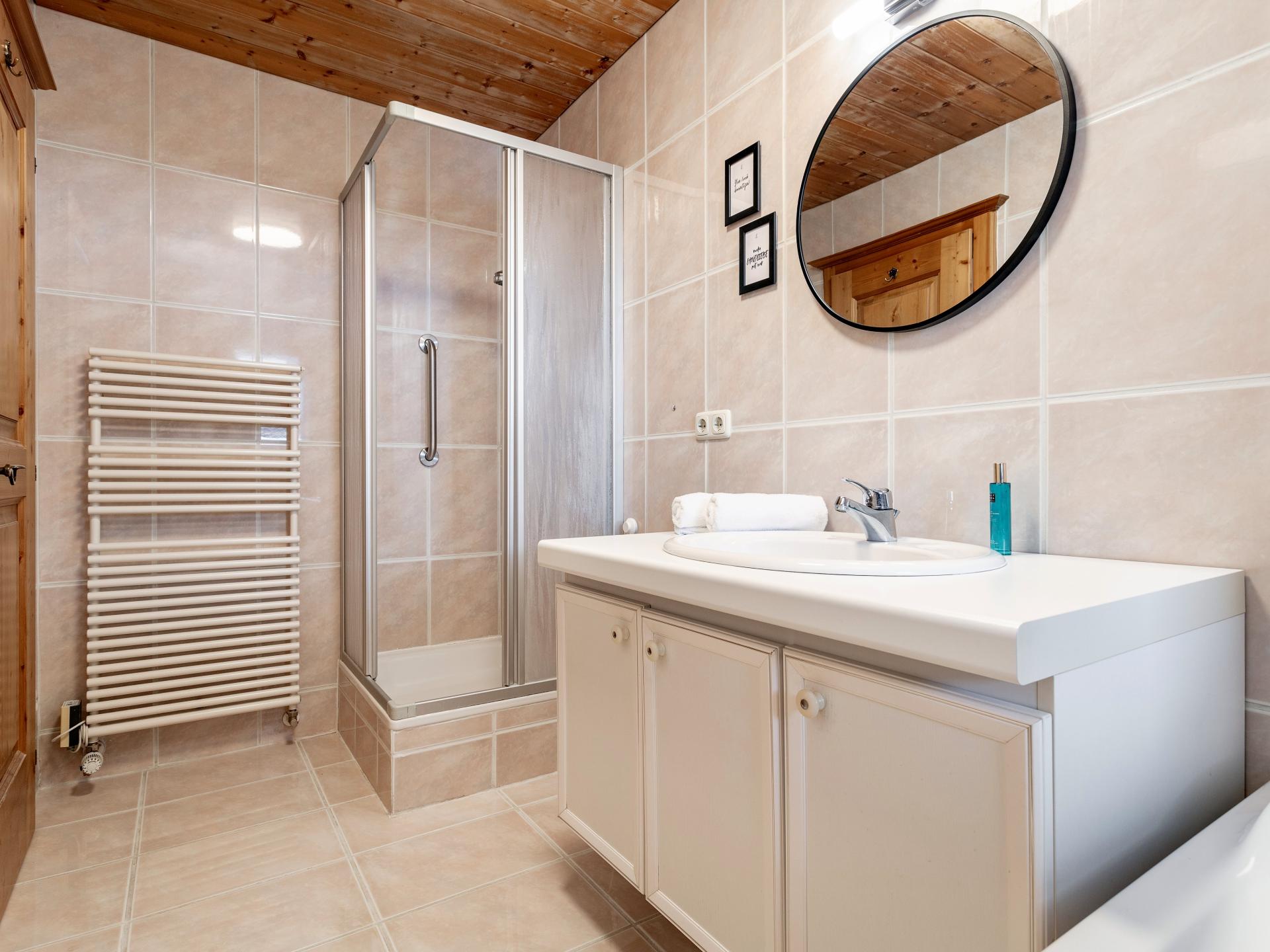 Ruim appartement in centrum Kirchberg met eigen sauna en tuin - foto 11