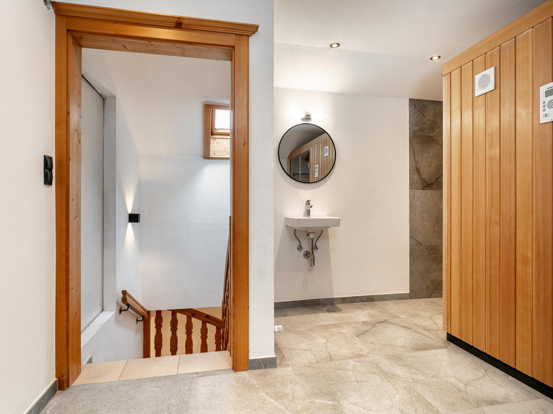 Ruim appartement in centrum Kirchberg met eigen sauna en tuin - foto 12