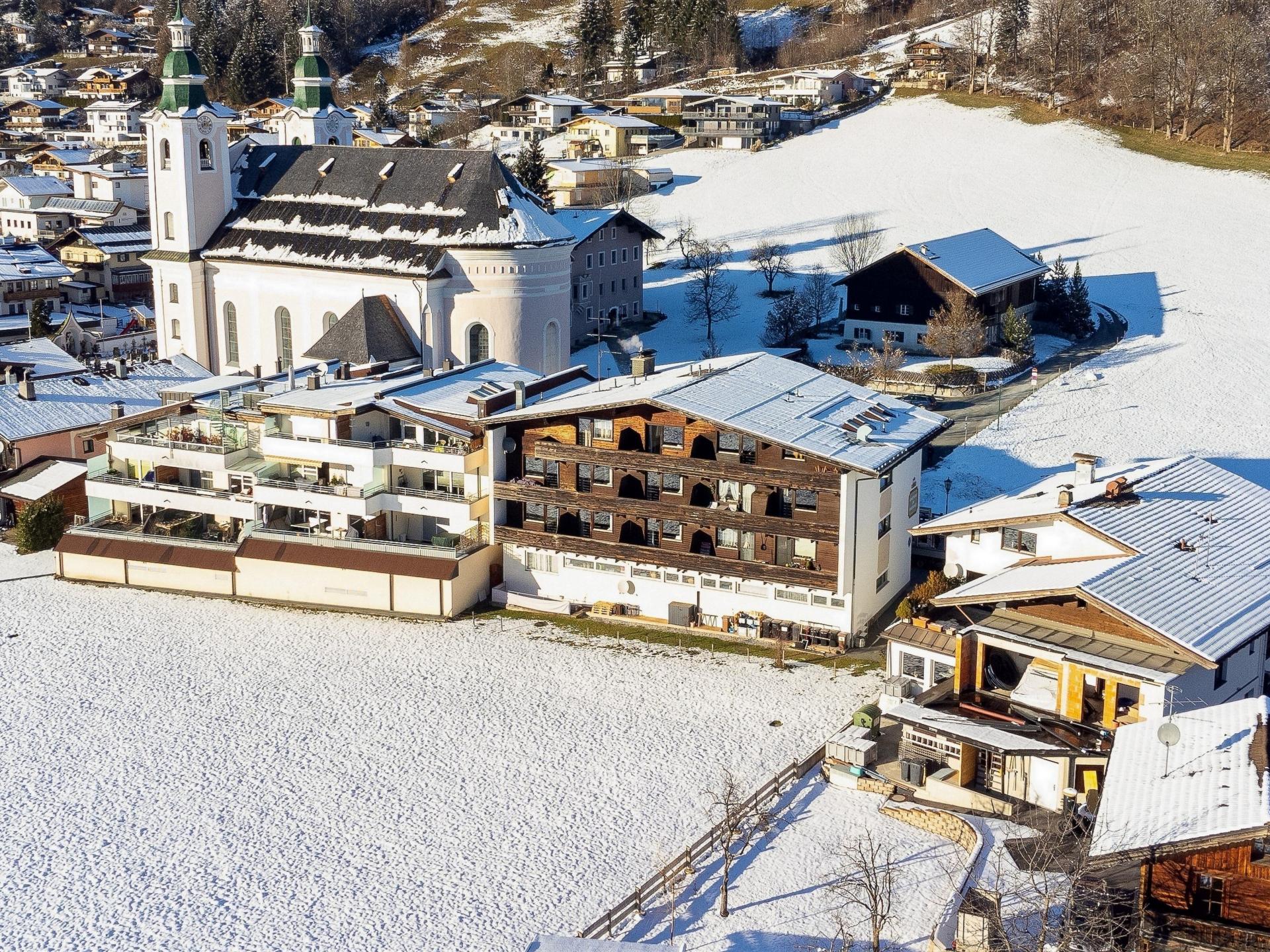 Ruim groepsverblijf voor 31 personen in Brixen im Thale, vlakbij de piste - foto 35