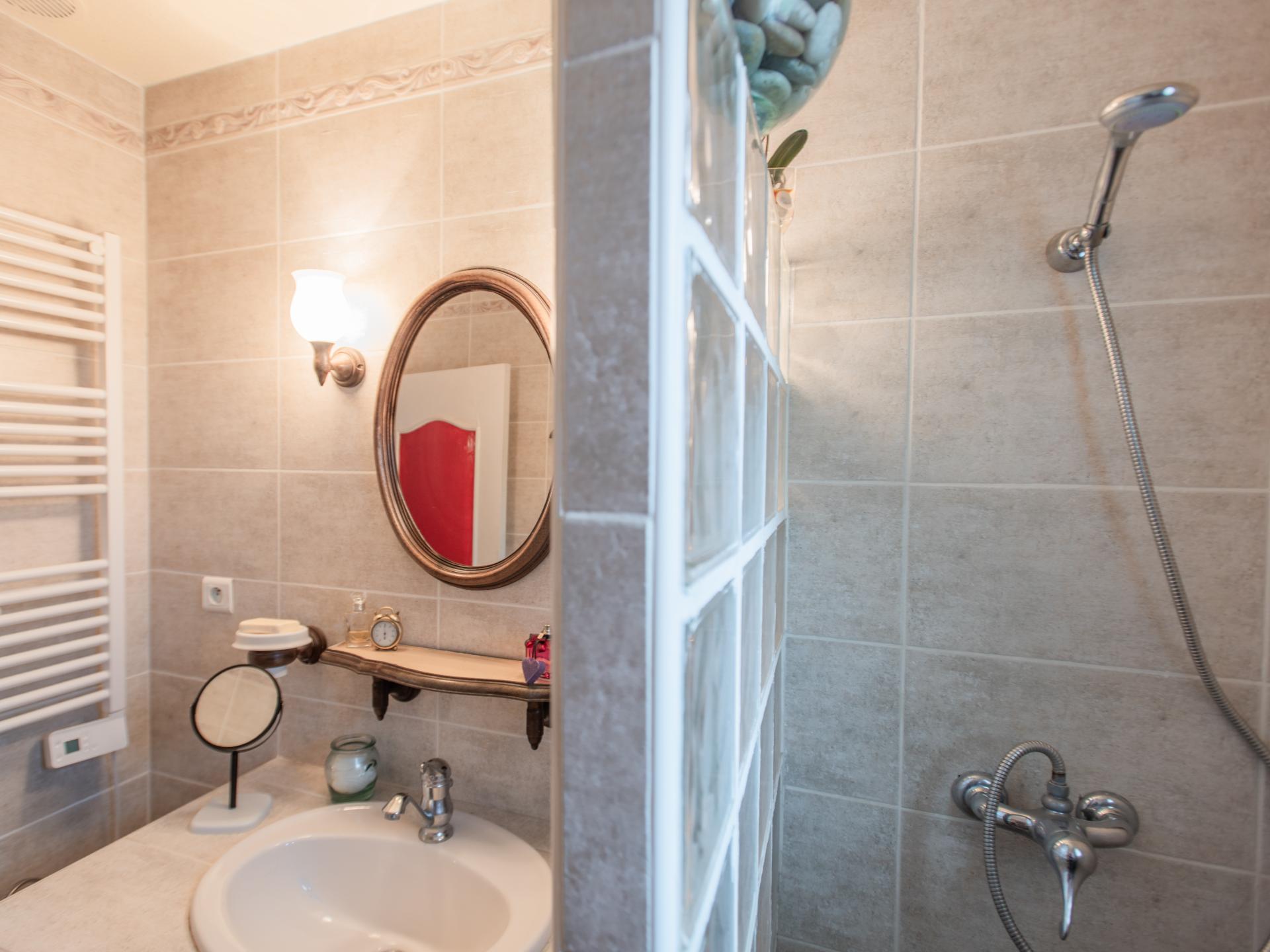 Vrijstaand huis met privézwembad en bloemrijke tuin in Clarensac - foto 18