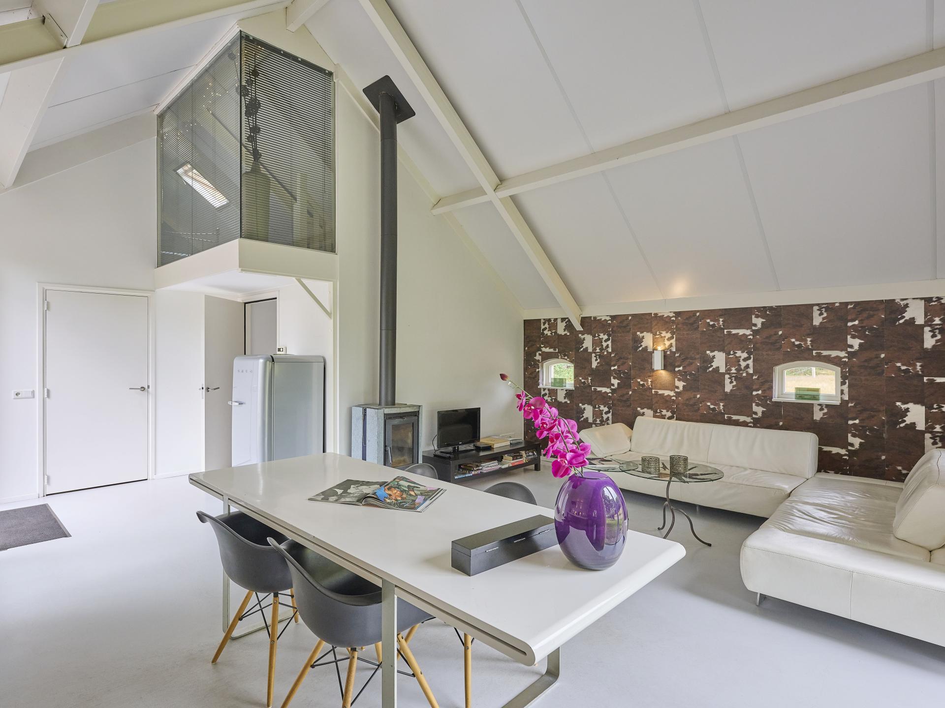 Design vakantiehuis met houtkachel op landgoed in bosrijk Twente - foto 3