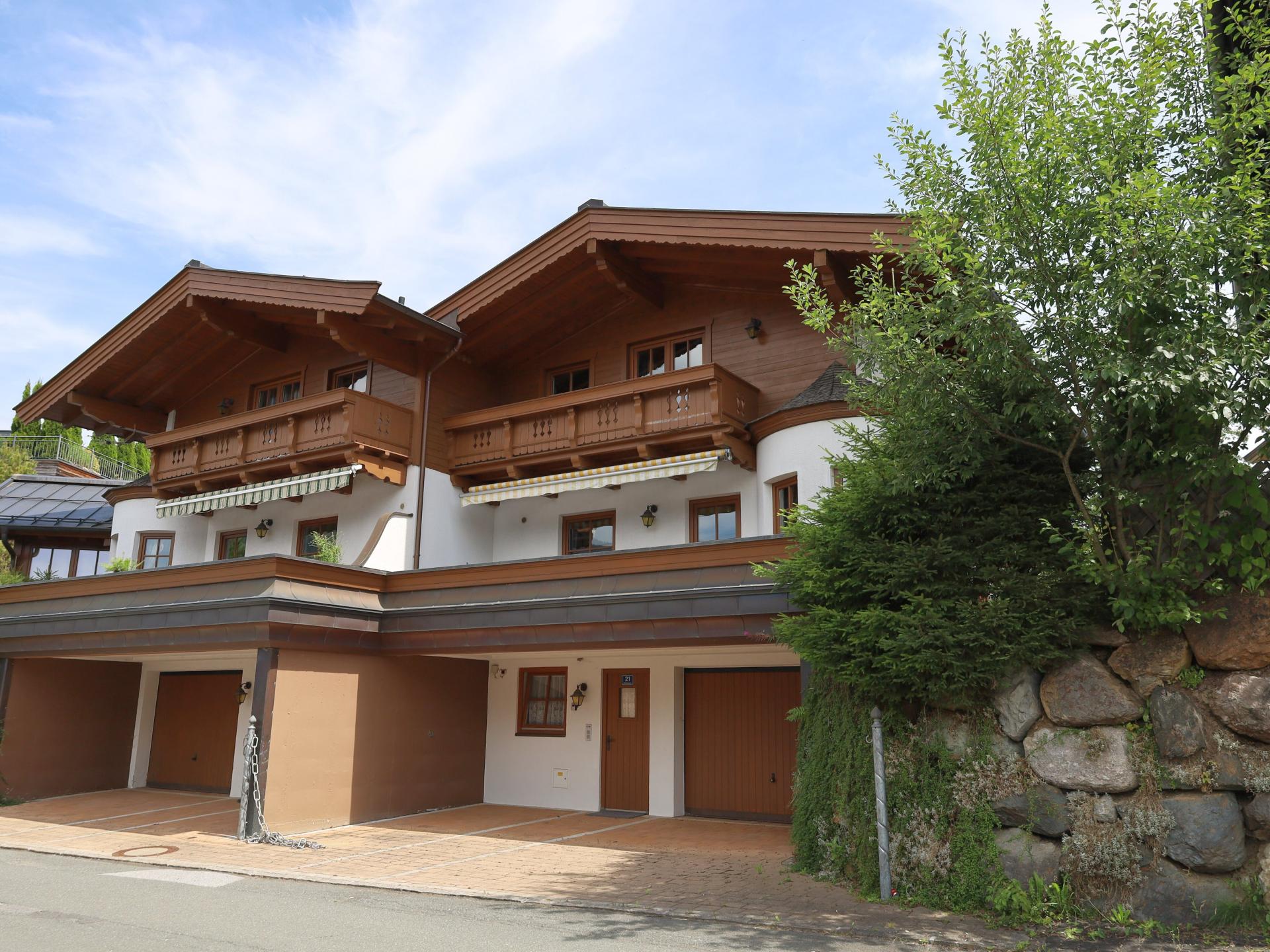 Twee verbonden Tiroolse chalets voor 12 personen bij de piste in Kirchberg - foto 1