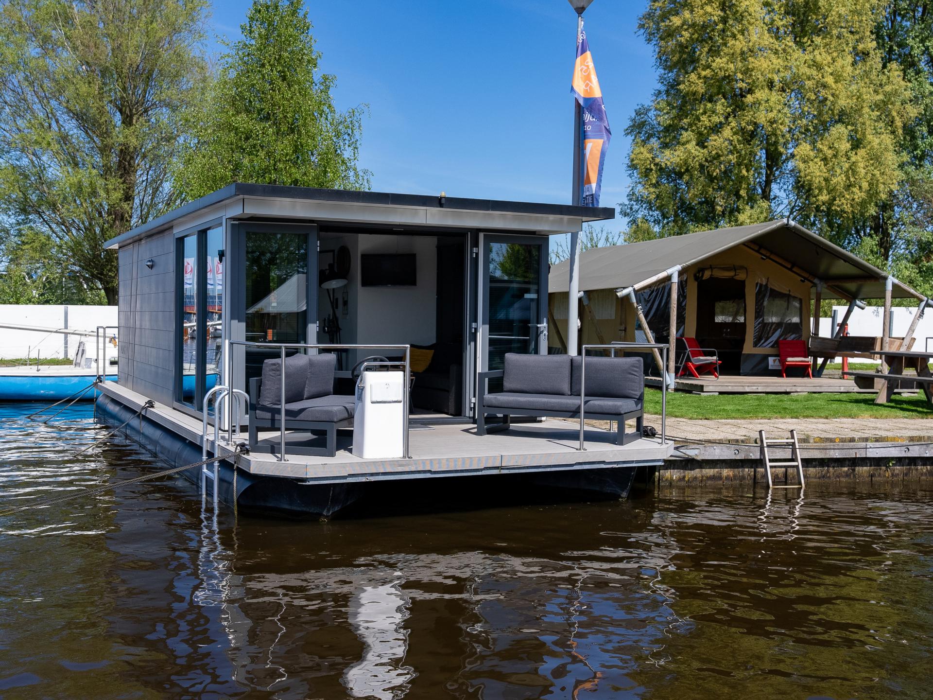 Luxe houseboat in sfeervolle jachthaven van Heeg, Friesland - foto 29